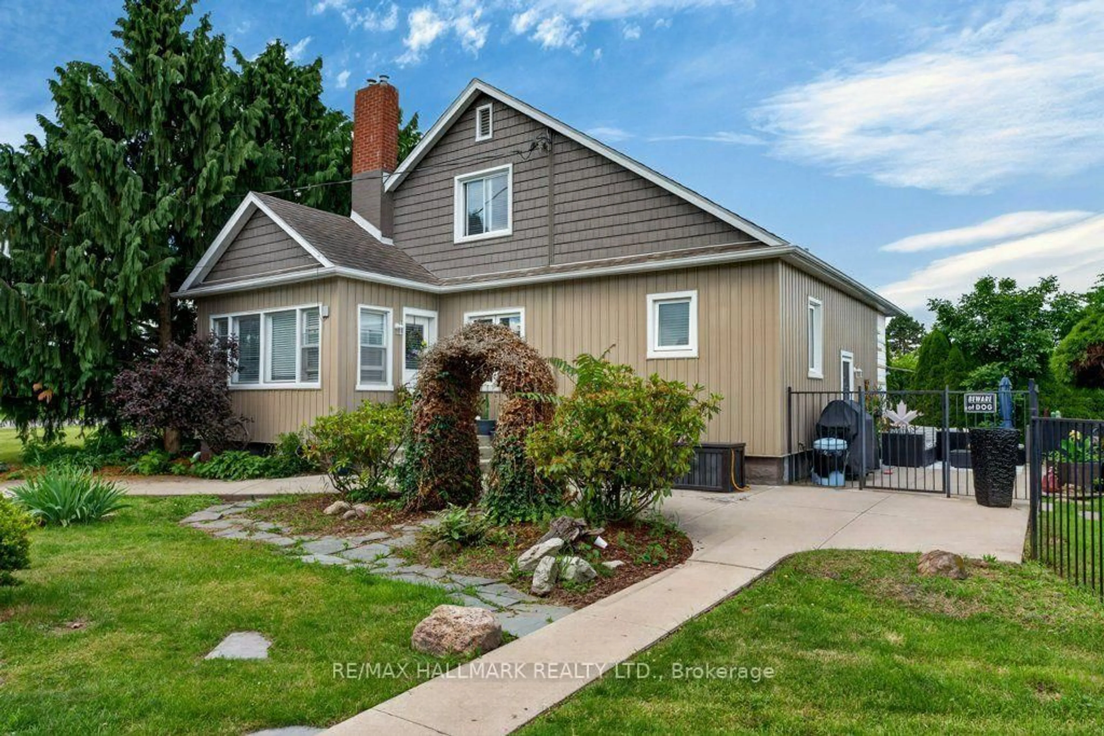 Home with vinyl exterior material, street for 5331 Greenlane Rd, Lincoln Ontario L3J 2J3