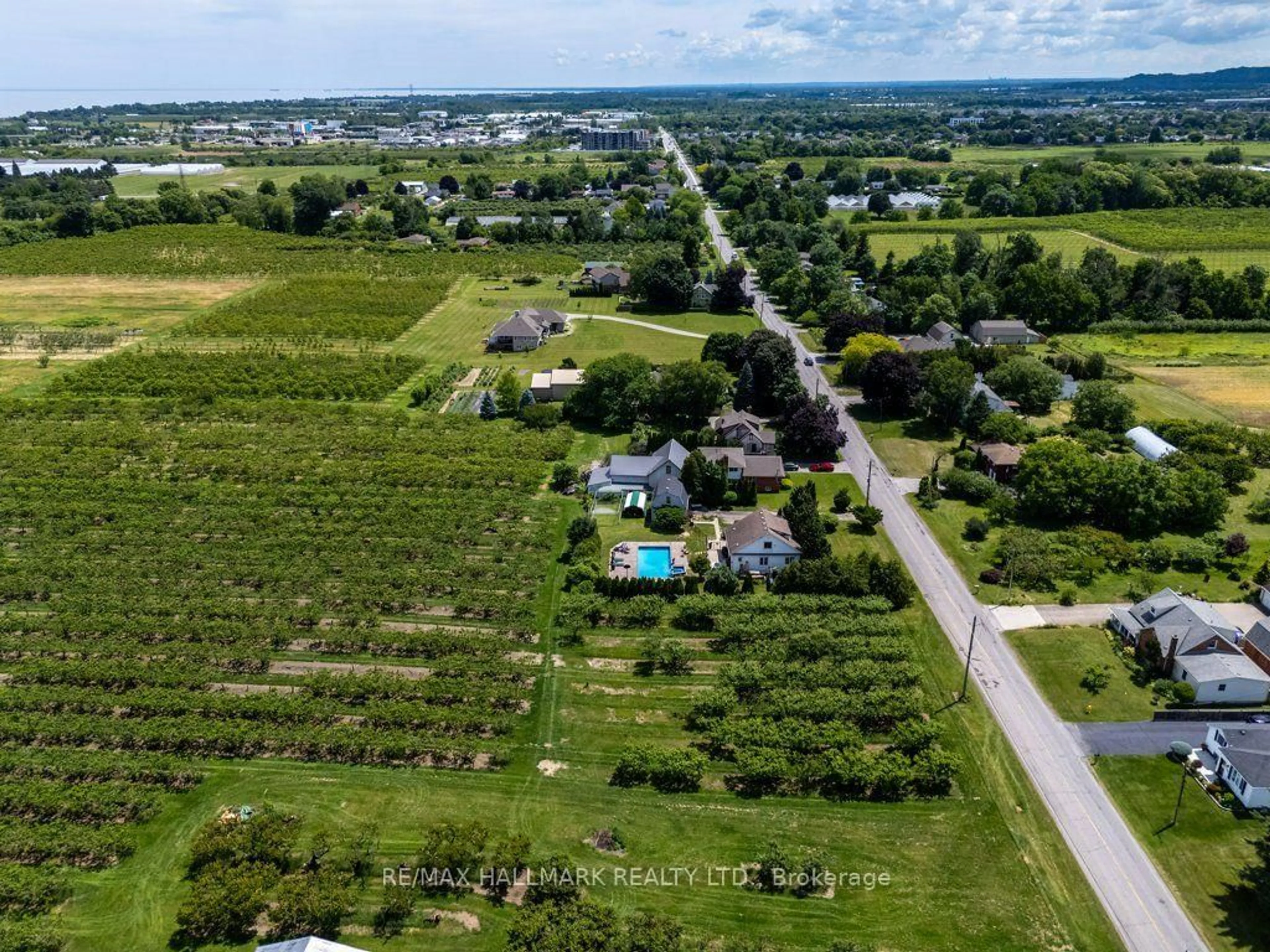 A pic from outside/outdoor area/front of a property/back of a property/a pic from drone, water/lake/river/ocean view for 5331 Greenlane Rd, Lincoln Ontario L3J 2J3