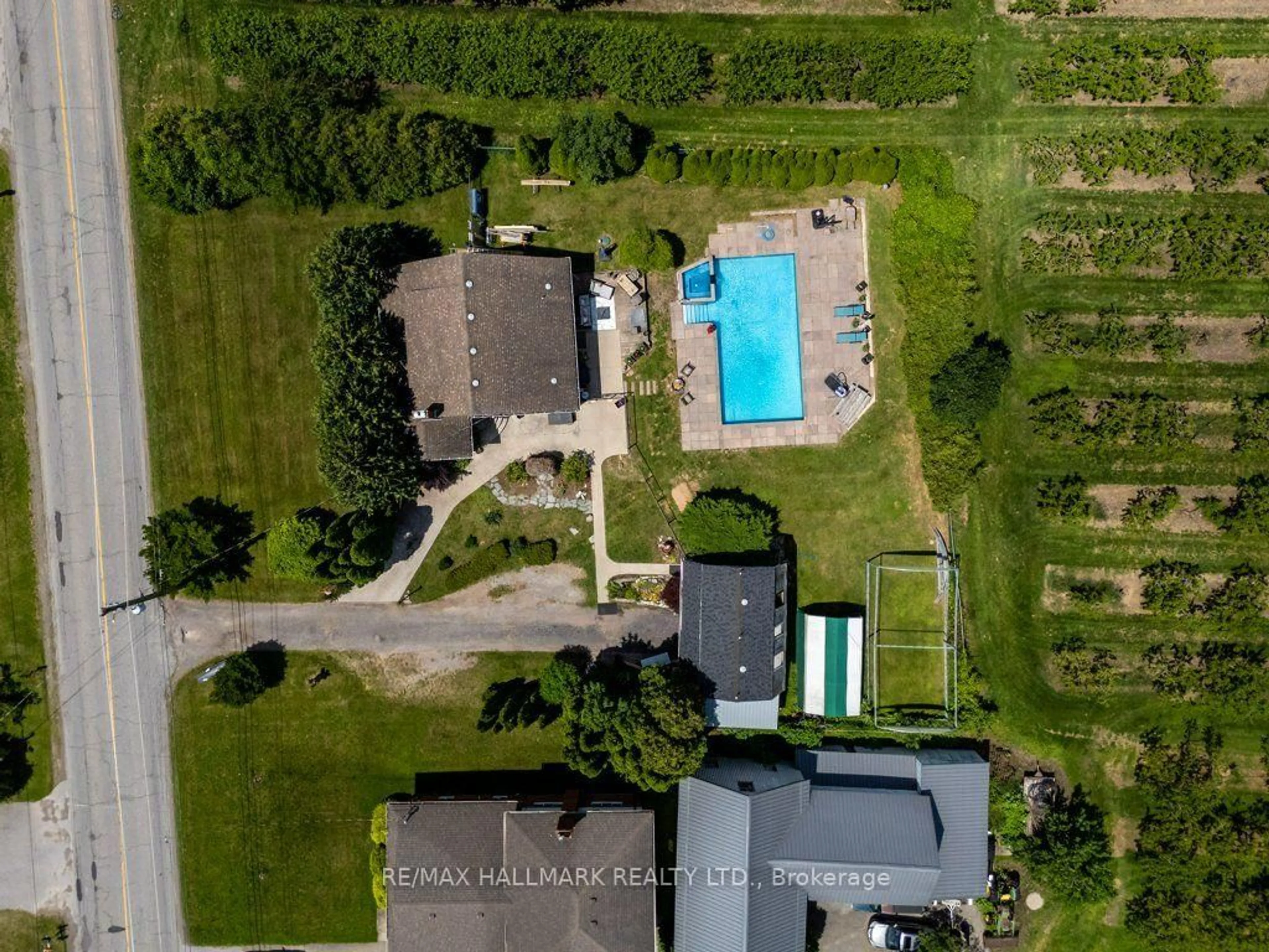 A pic from outside/outdoor area/front of a property/back of a property/a pic from drone, water/lake/river/ocean view for 5331 Greenlane Rd, Lincoln Ontario L3J 2J3