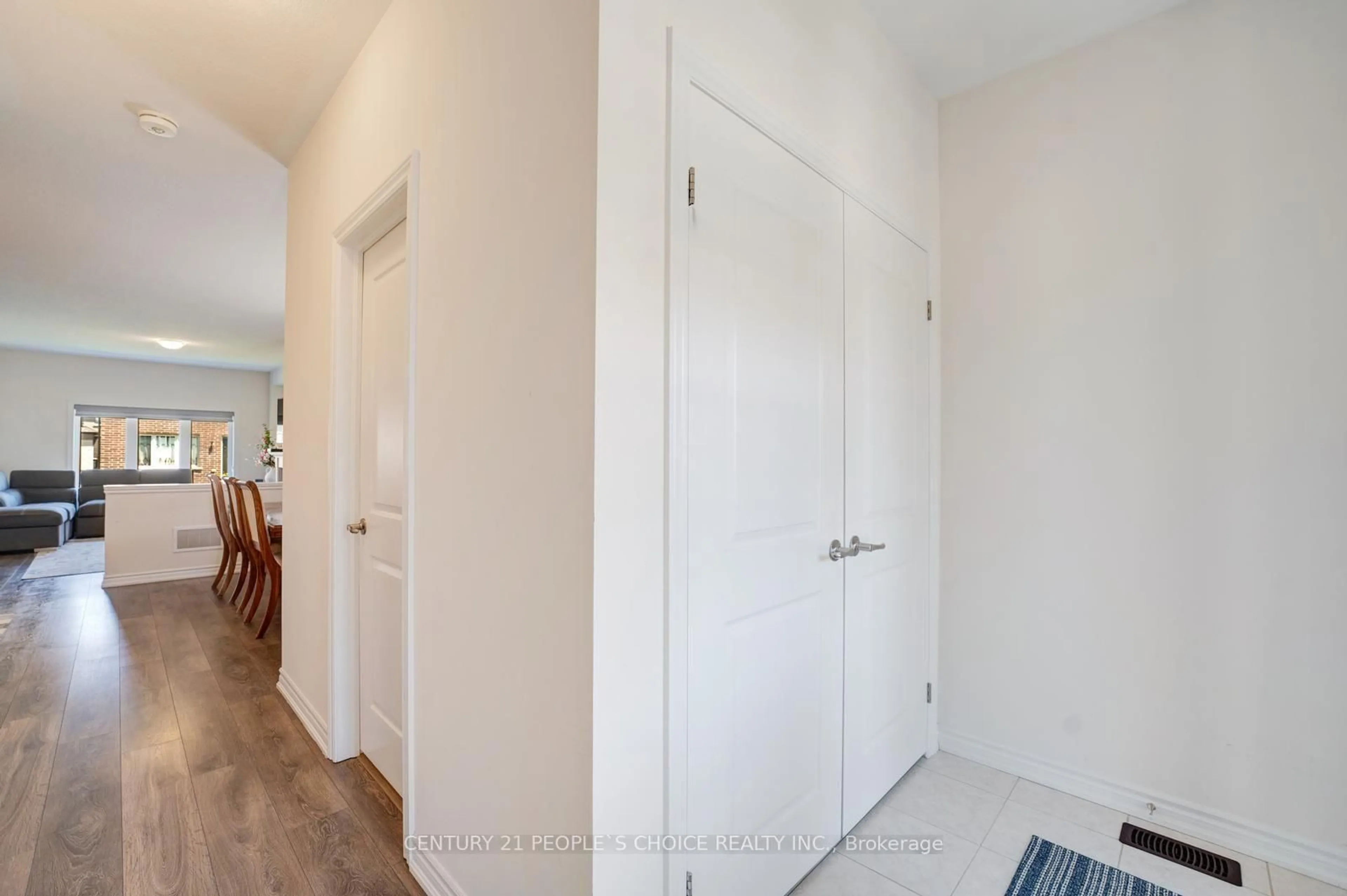 Indoor entryway for 8 Ingalls Ave, Brantford Ontario N3V 0B7