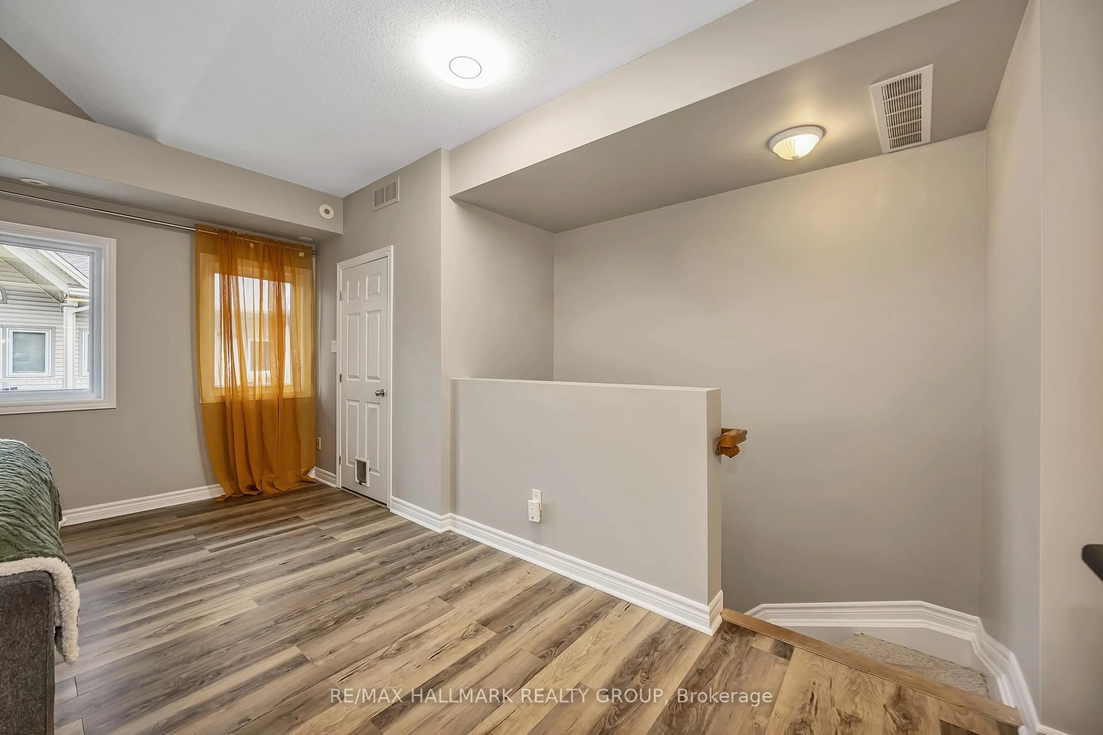 Indoor entryway for 1109 Stittsville Main St #L, Stittsville Ontario K2S 0C8