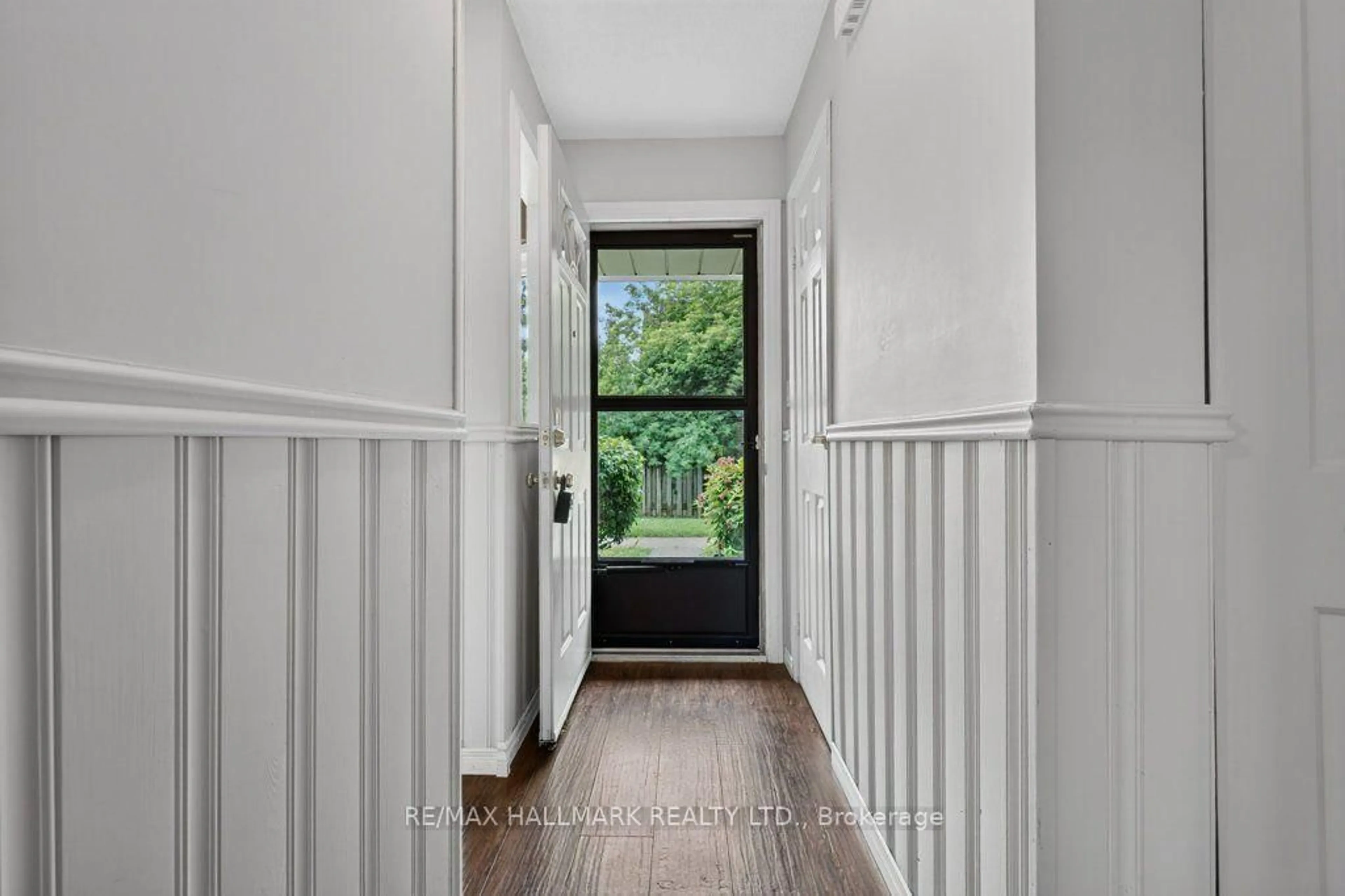 Indoor entryway for 75 Ventura Dr #1, St. Catharines Ontario L2R 7J7