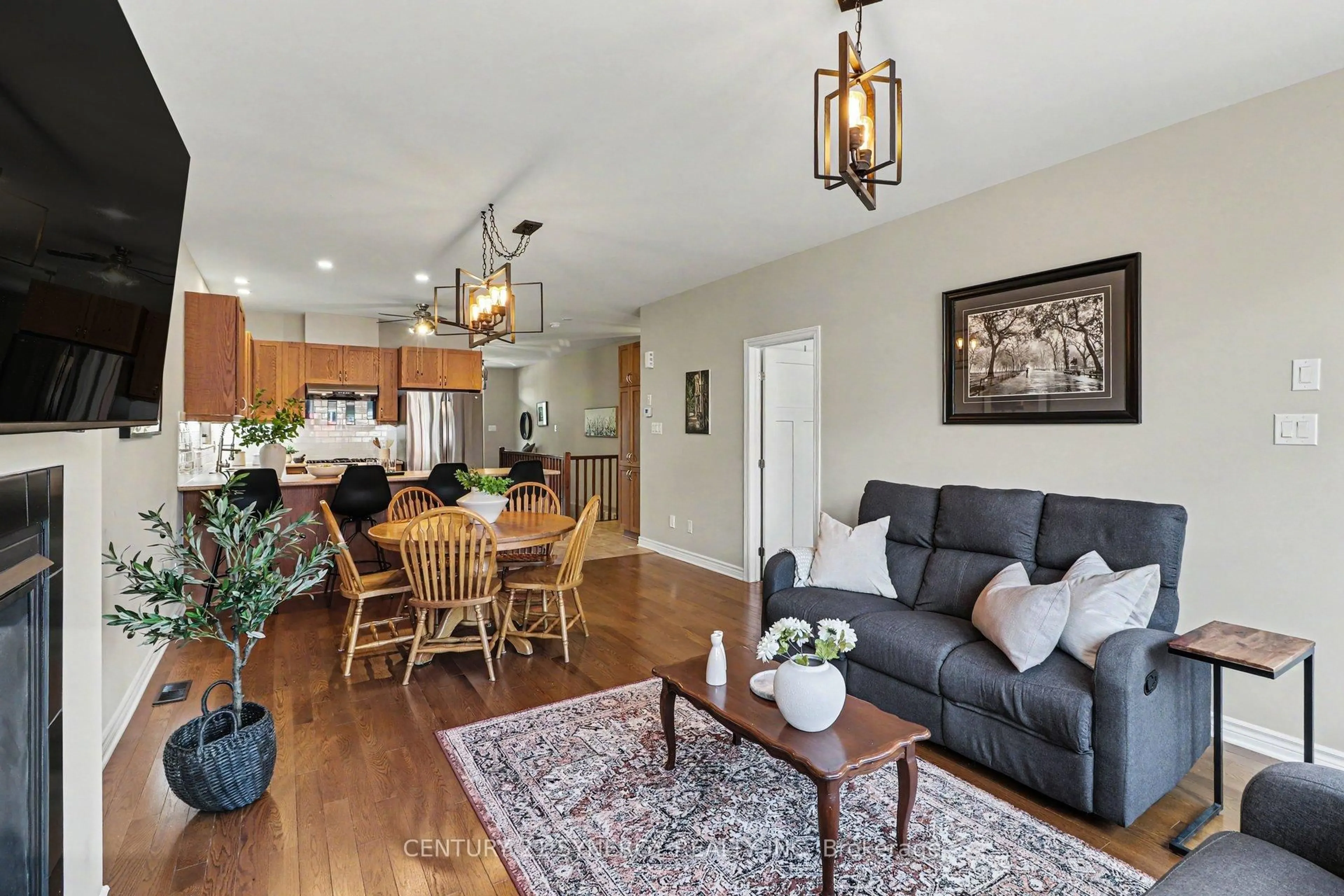 Living room with furniture, wood/laminate floor for 129 Boxcar Cres, Russell Ontario K4R 0C4