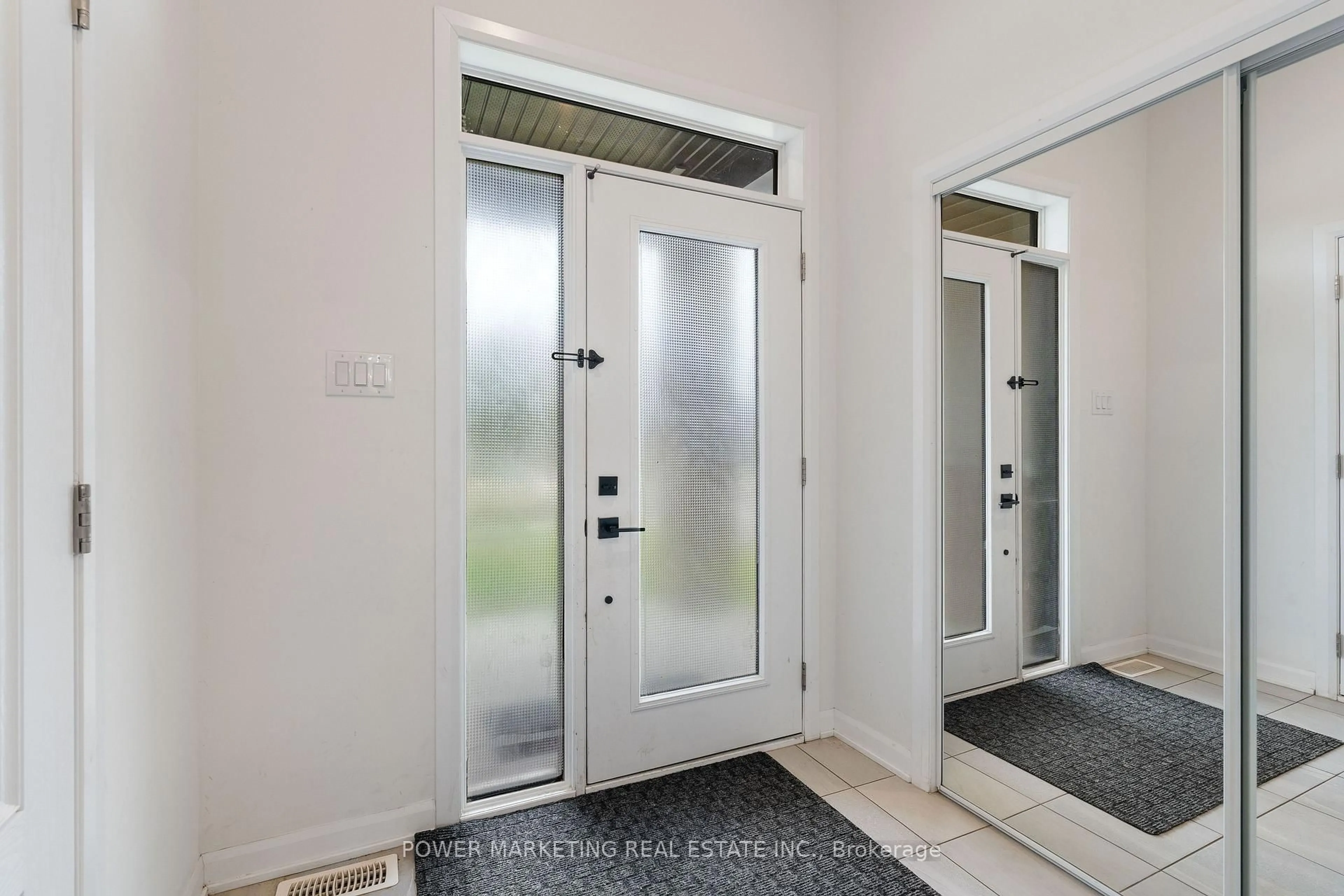 Indoor entryway for 925 Athenry Crt, Ottawa Ontario K2J 7C9