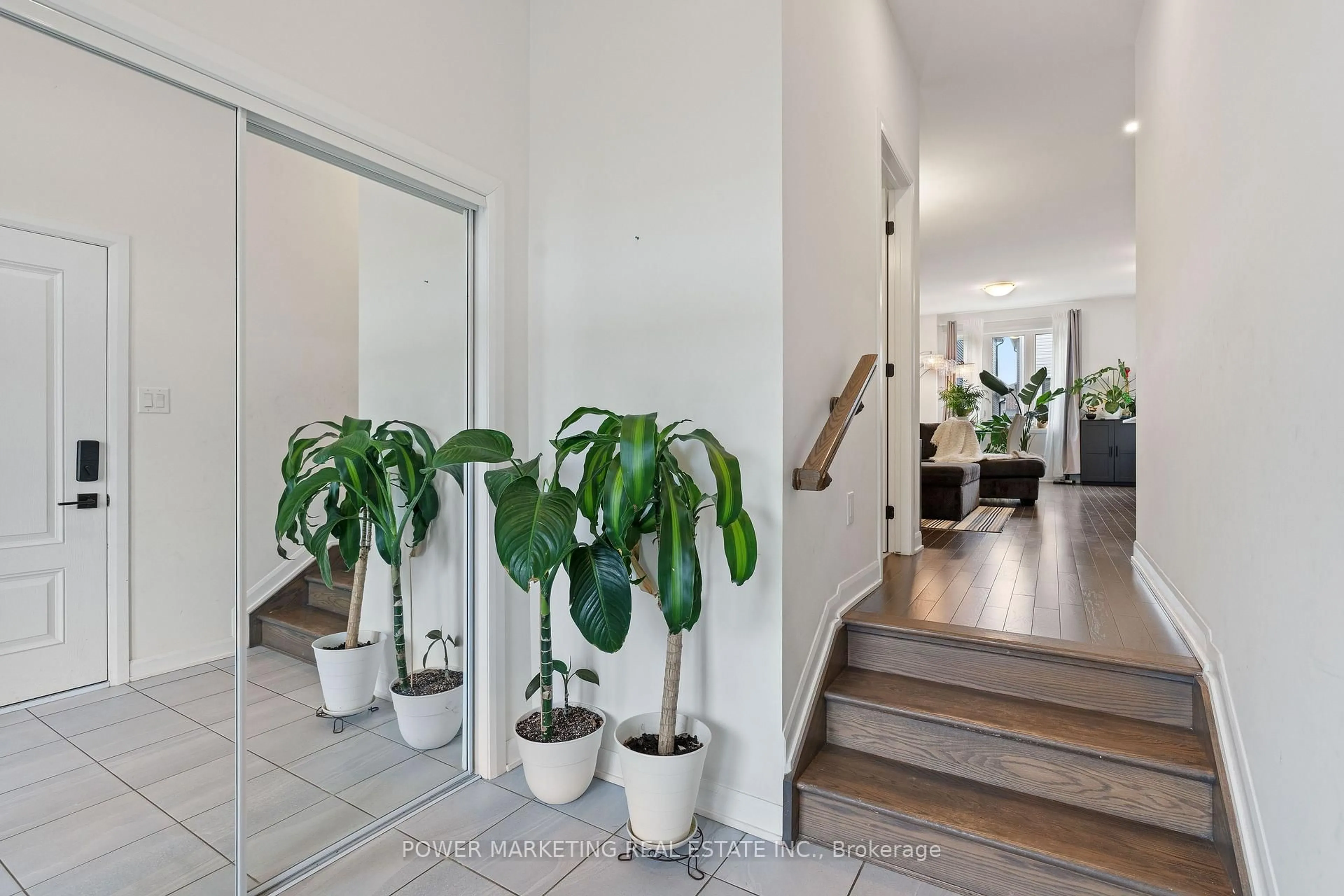 Indoor foyer for 925 Athenry Crt, Ottawa Ontario K2J 7C9