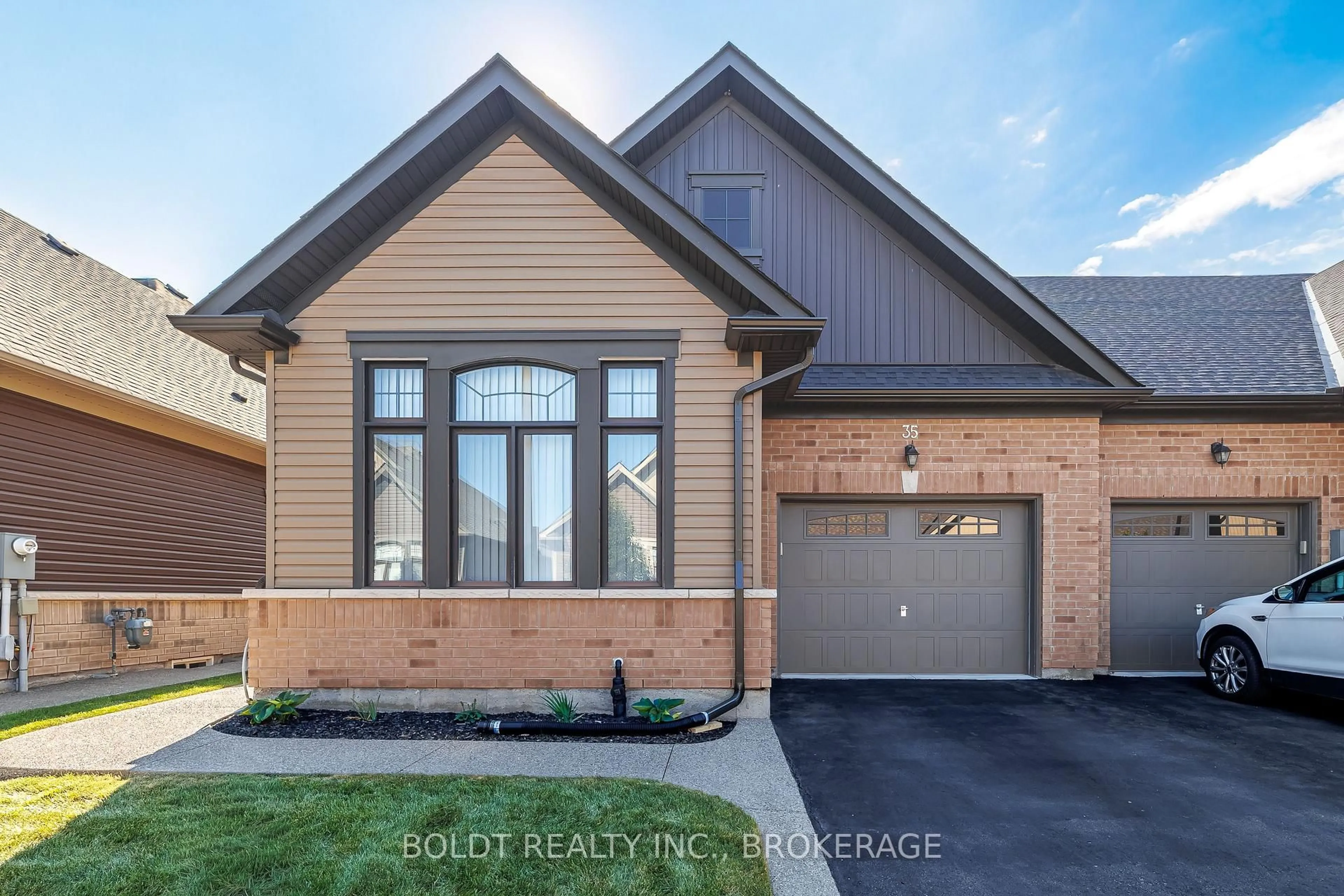 Home with brick exterior material, street for 35 Cosmopolitan Common, St. Catharines Ontario L2M 0B8