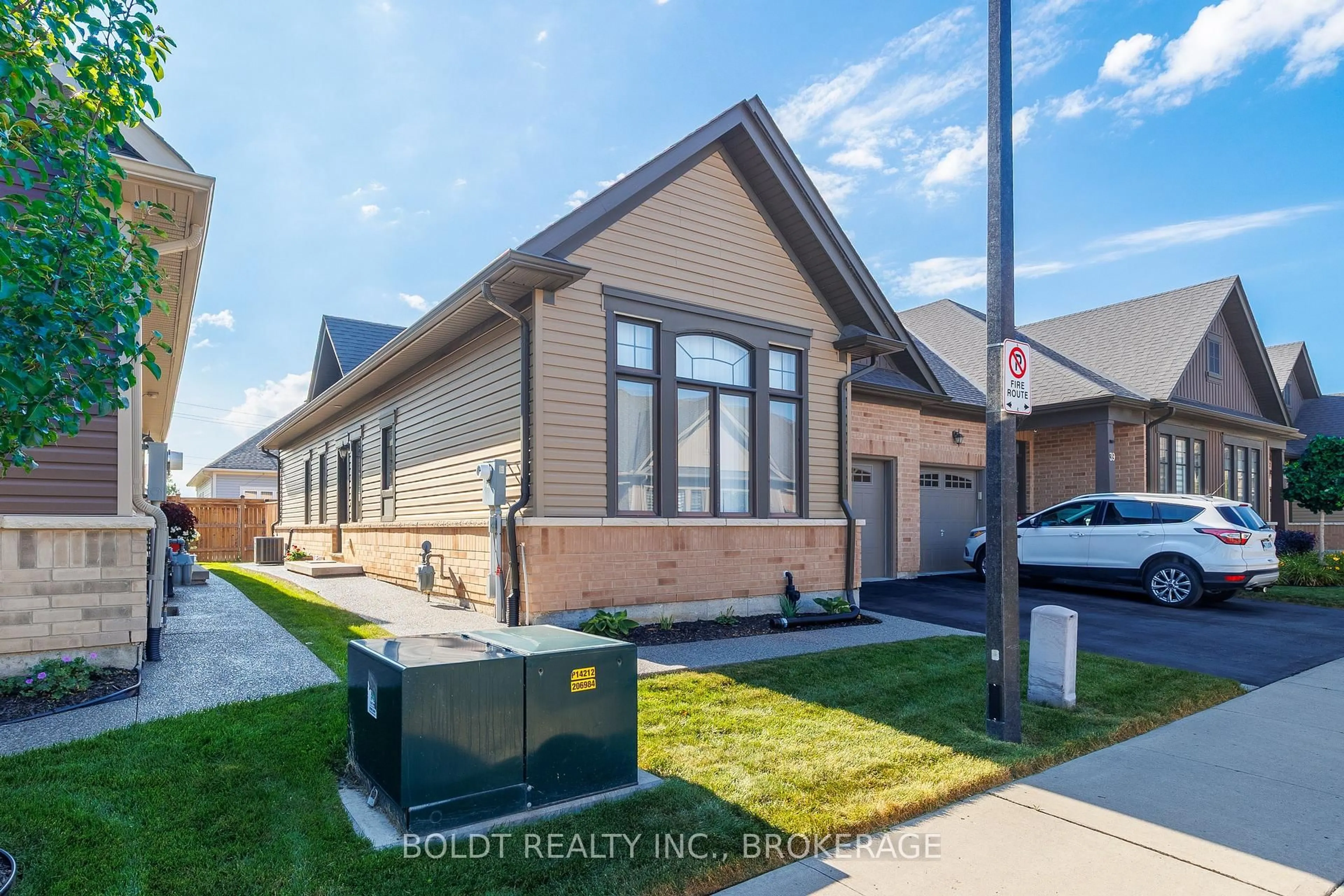 Home with brick exterior material, street for 35 Cosmopolitan Common, St. Catharines Ontario L2M 0B8