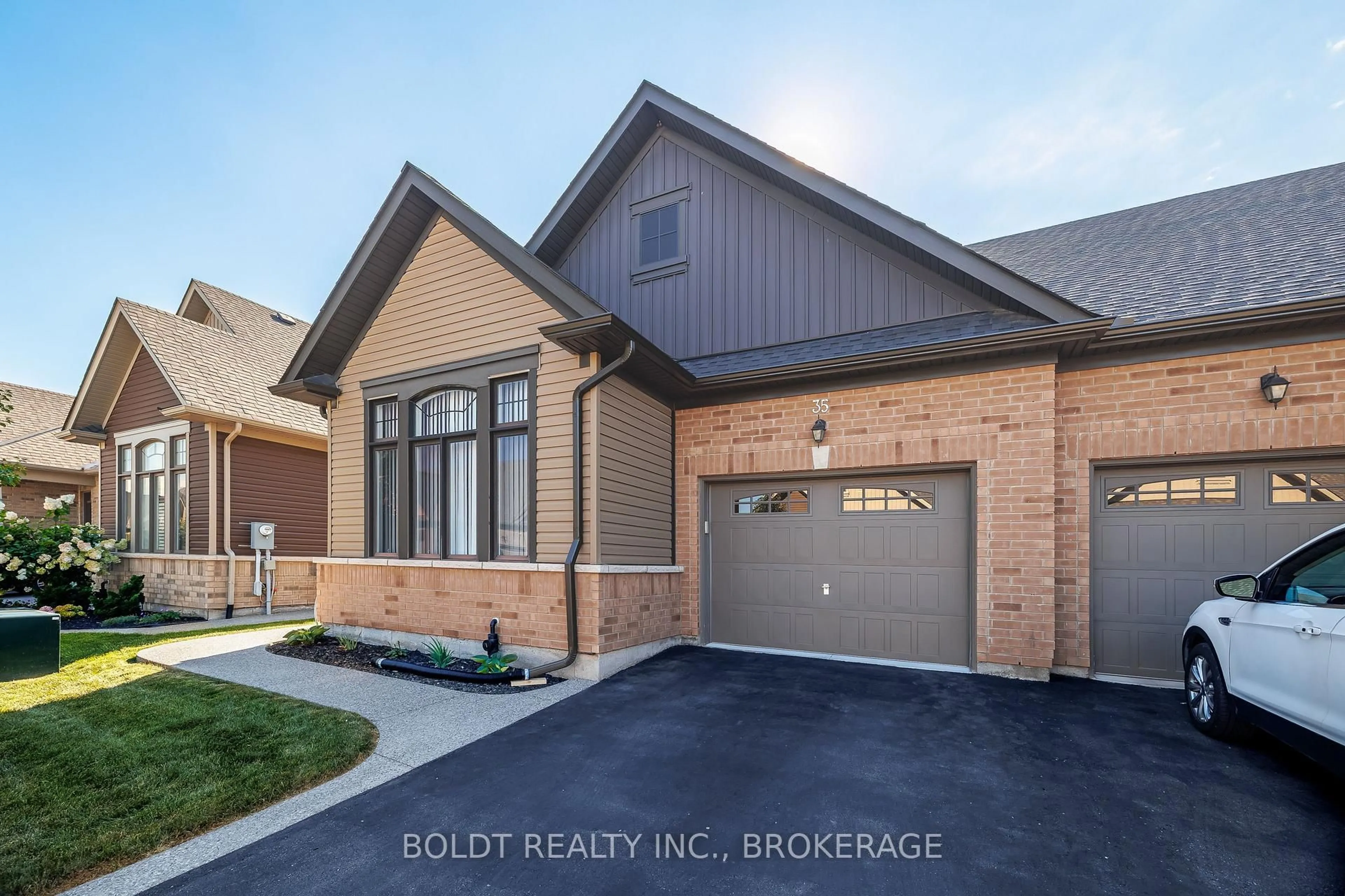 Home with brick exterior material, street for 35 Cosmopolitan Common, St. Catharines Ontario L2M 0B8