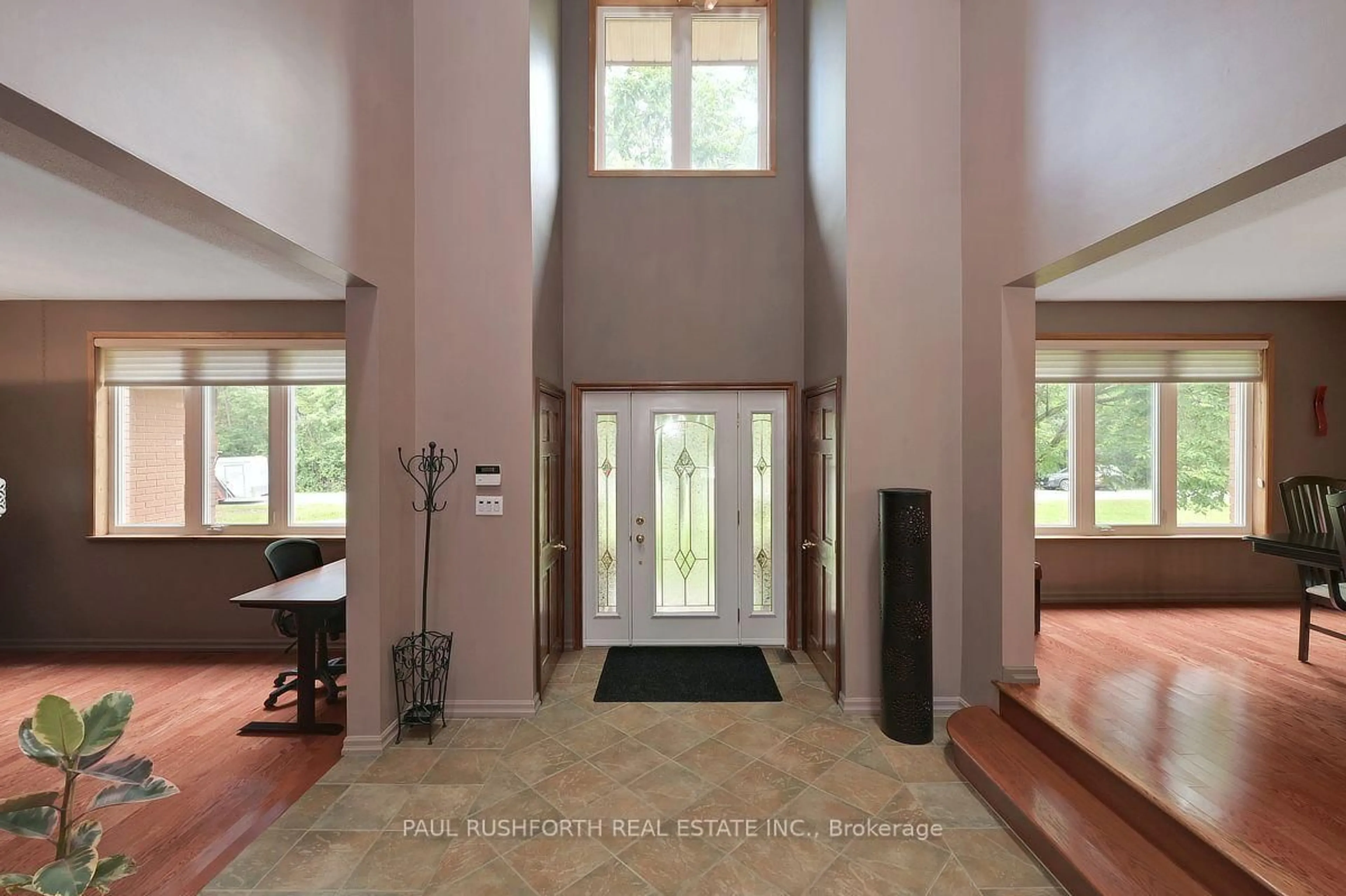 Indoor foyer for 15 Longridge Crt, Richmond Ontario K0A 2Z0