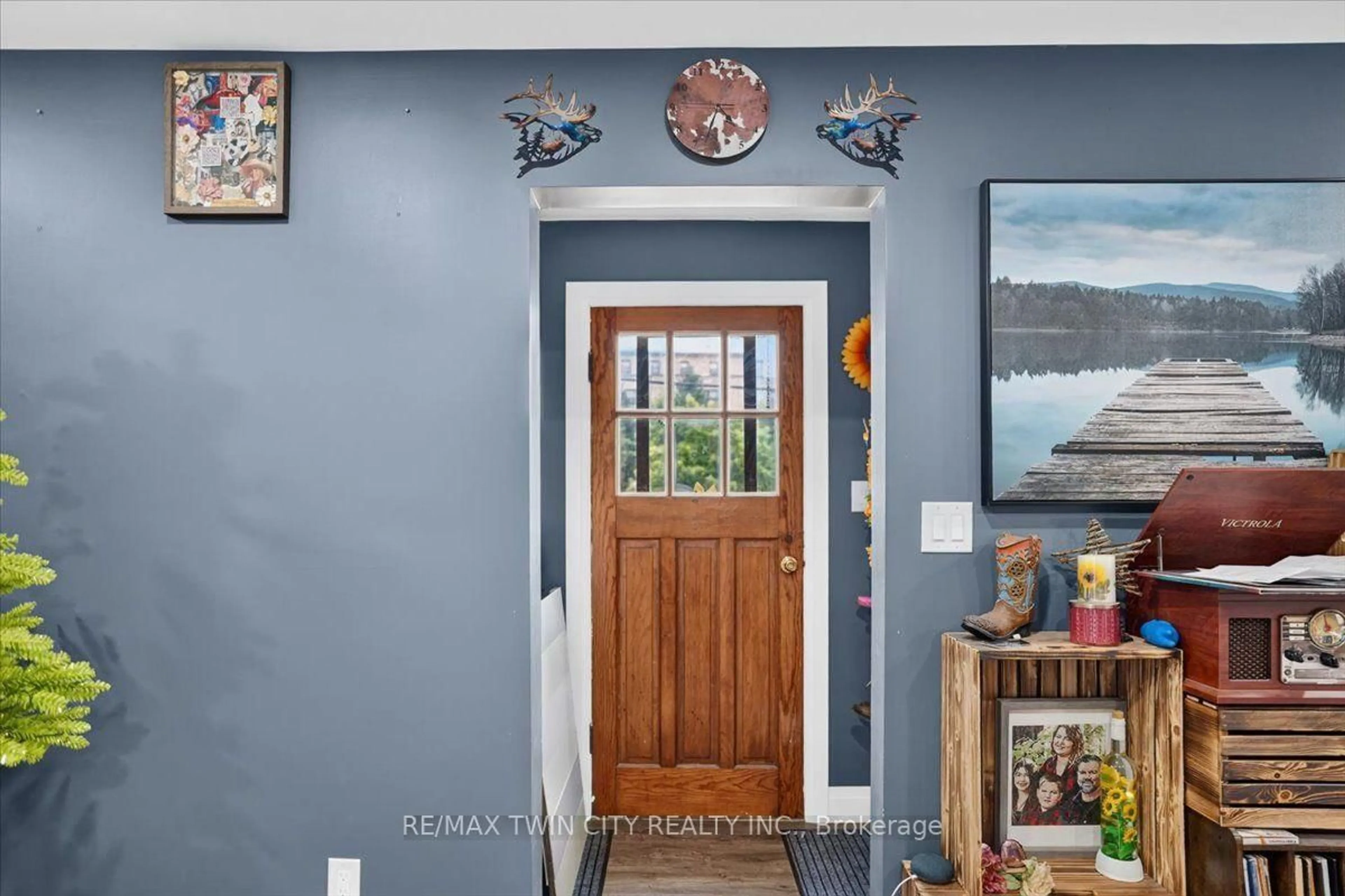 Indoor entryway for 60 Park Rd, Brantford Ontario N3S 6T7