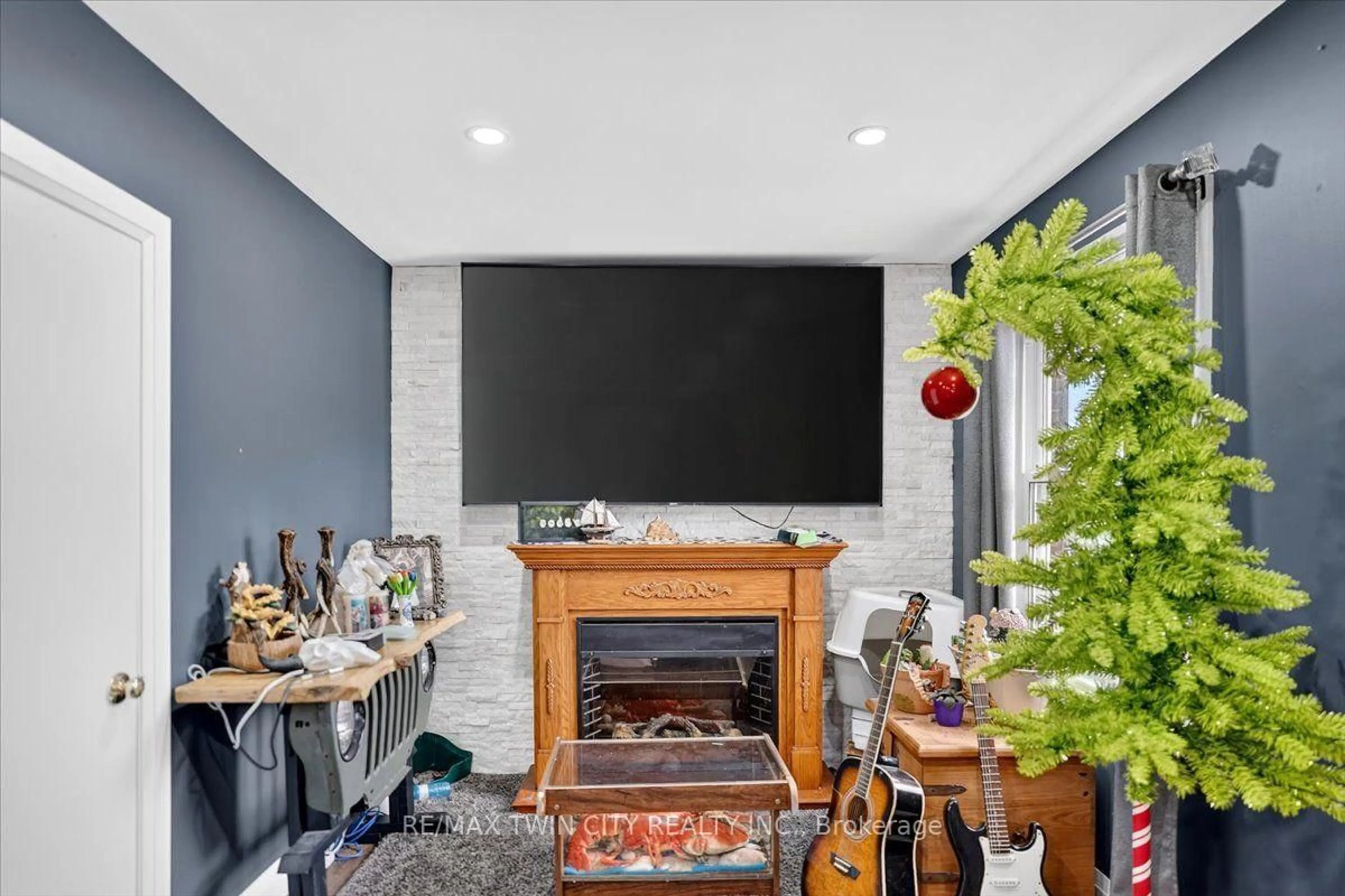 Home theater for 60 Park Rd, Brantford Ontario N3S 6T7
