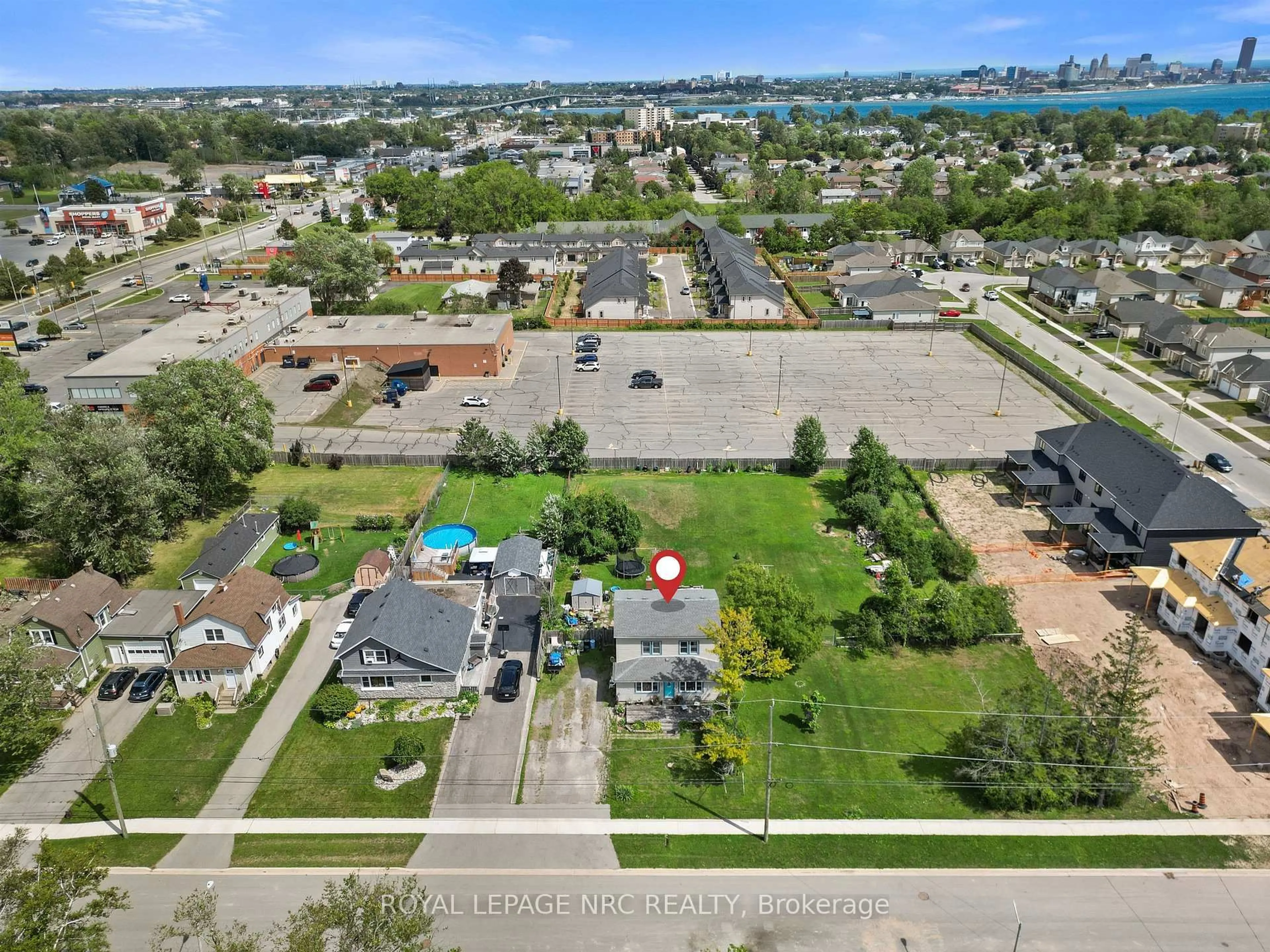 A pic from outside/outdoor area/front of a property/back of a property/a pic from drone, unknown for 1010 Arthur St, Fort Erie Ontario L2A 4J2