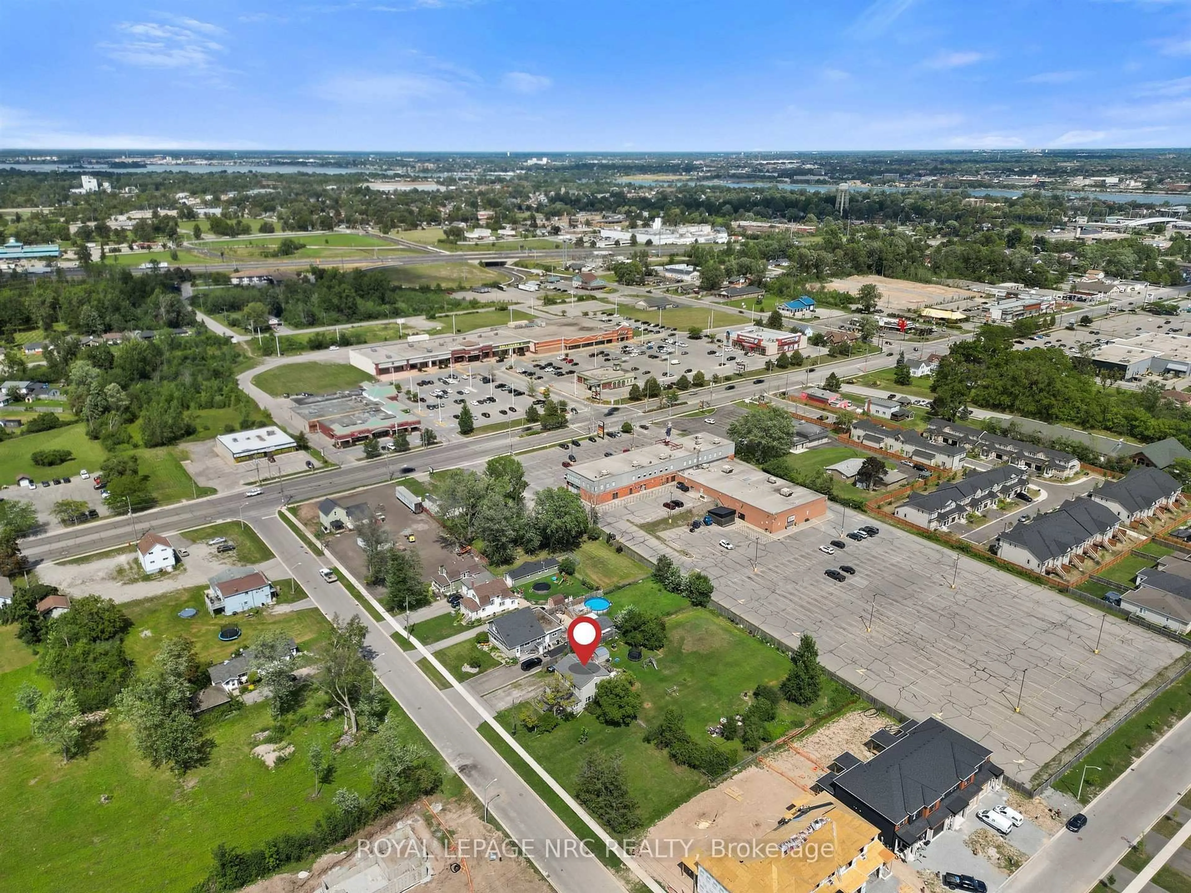 A pic from outside/outdoor area/front of a property/back of a property/a pic from drone, street for 1010 Arthur St, Fort Erie Ontario L2A 4J2