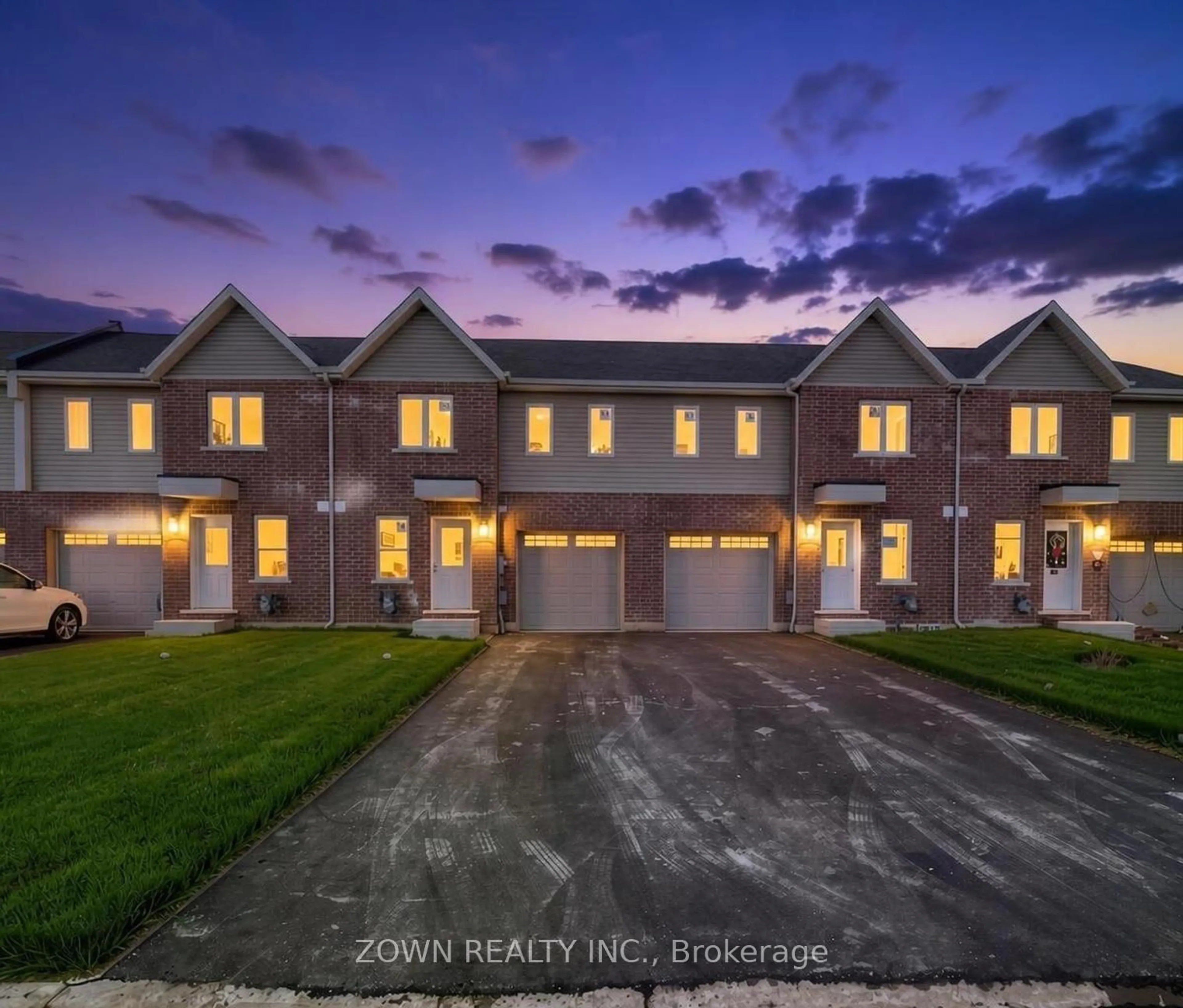 A pic from outside/outdoor area/front of a property/back of a property/a pic from drone, street for 366 Chaffey St, Welland Ontario L3B 2Z1