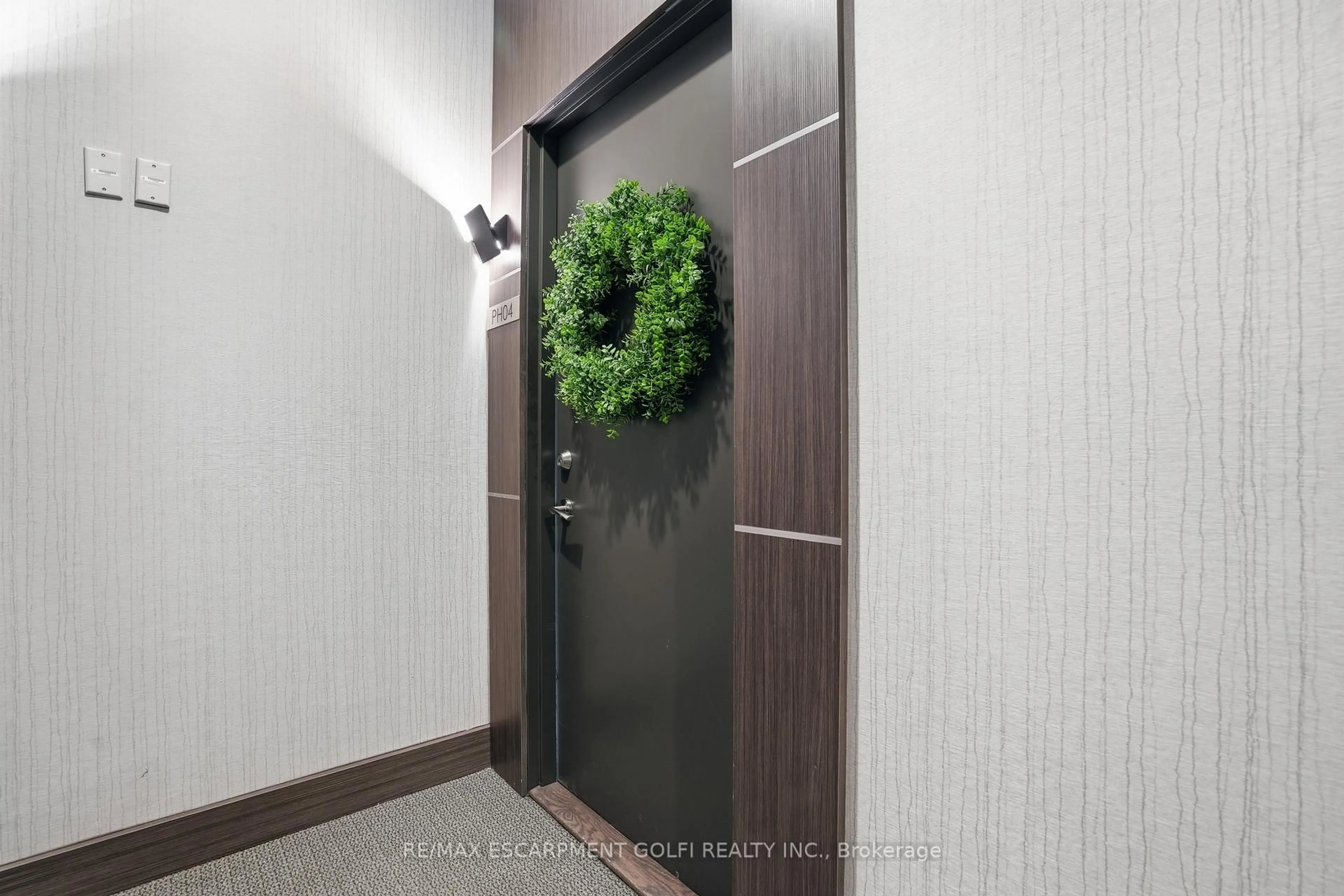 Indoor foyer for 550 NORTH SERVICE Rd #1504, Grimsby Ontario L3M 0H9