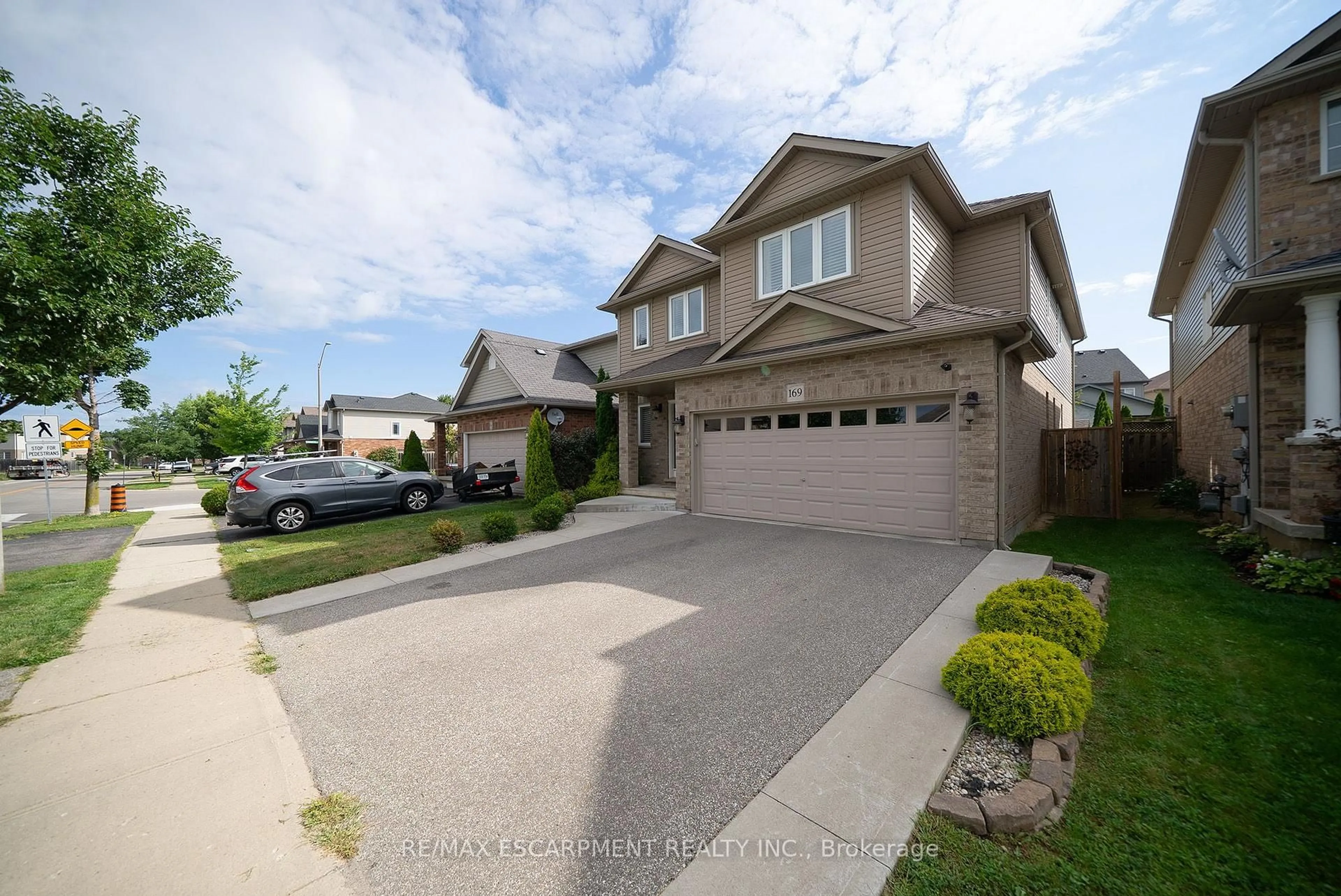 A pic from outside/outdoor area/front of a property/back of a property/a pic from drone, street for 169 Mcguiness Dr, Brantford Ontario N3T 0B5