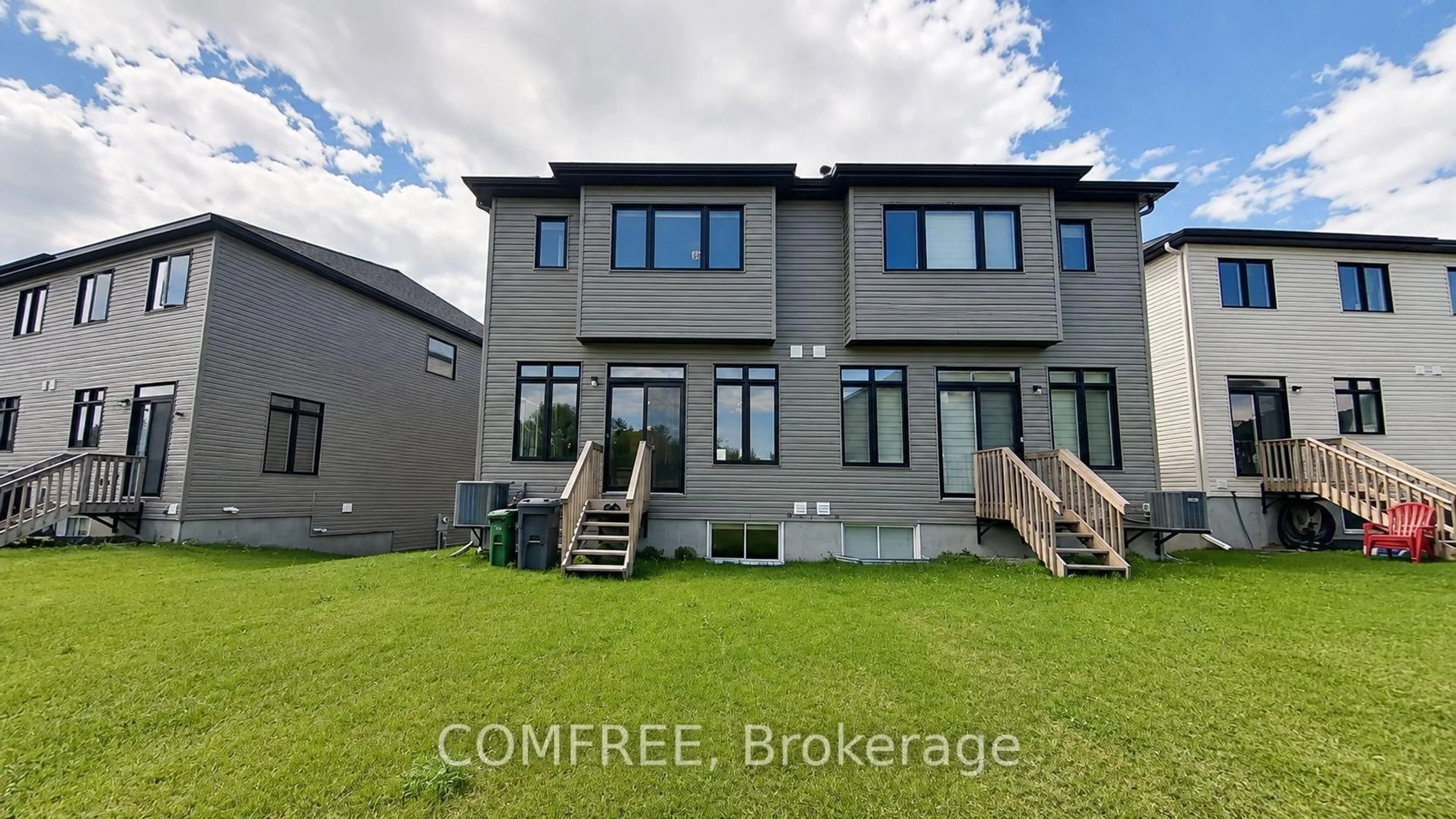 A pic from outside/outdoor area/front of a property/back of a property/a pic from drone, building for 573 Knotridge St, Ottawa Ontario K1W 0M2