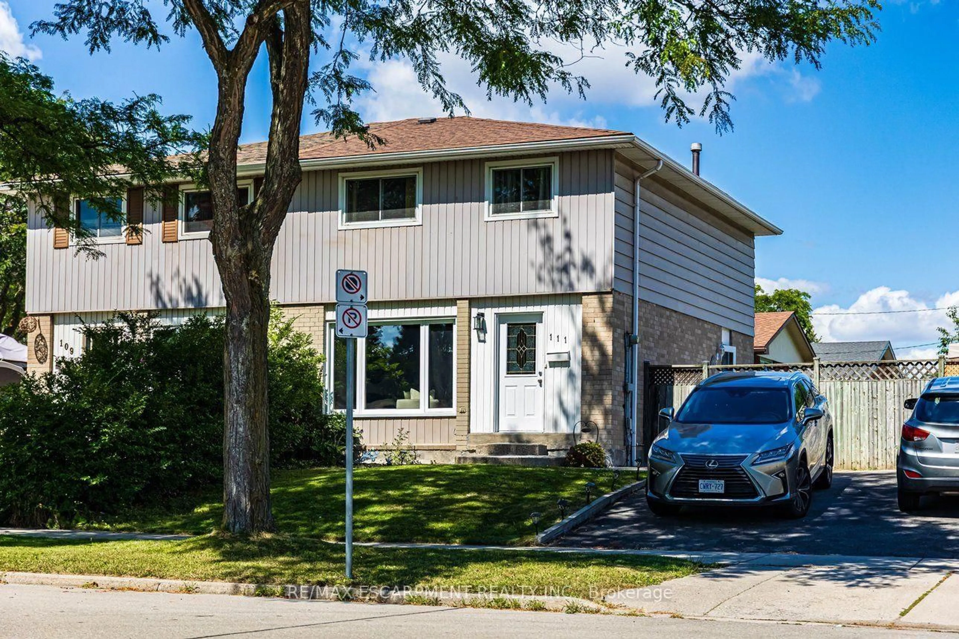 Home with vinyl exterior material, street for 111 Larch St, Hamilton Ontario L8T 4P4