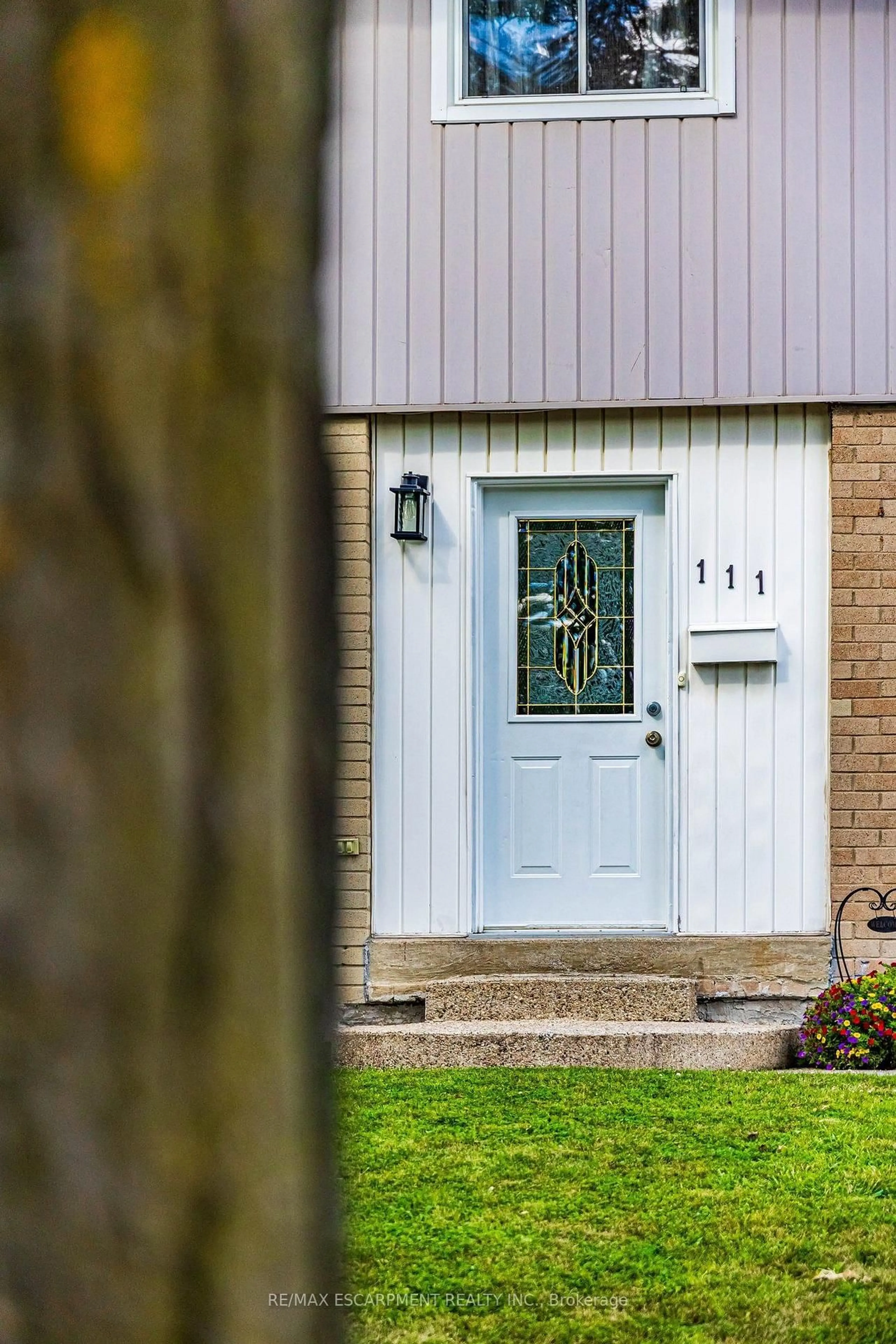 Home with vinyl exterior material, street for 111 Larch St, Hamilton Ontario L8T 4P4