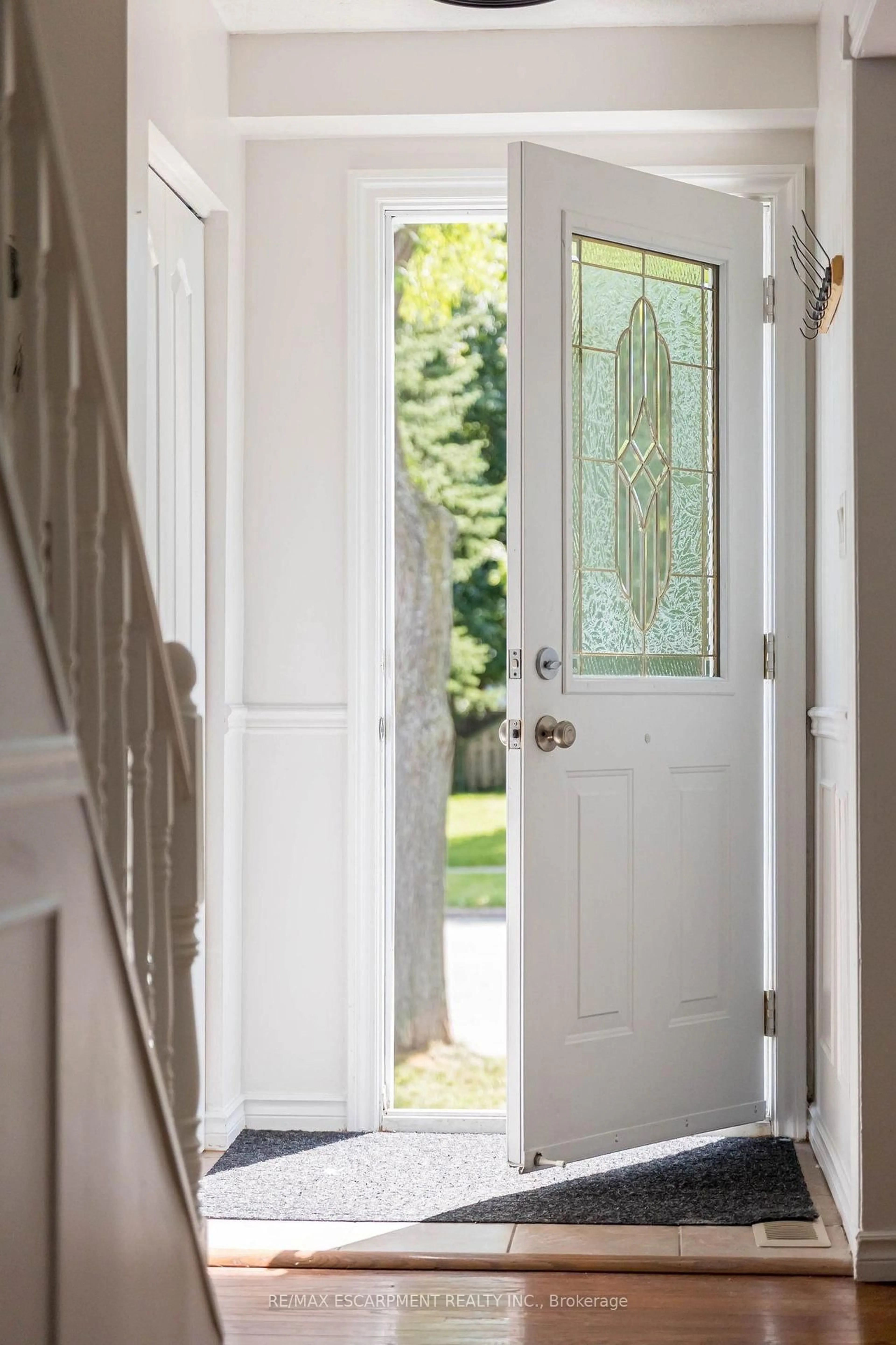 Indoor entryway for 111 Larch St, Hamilton Ontario L8T 4P4