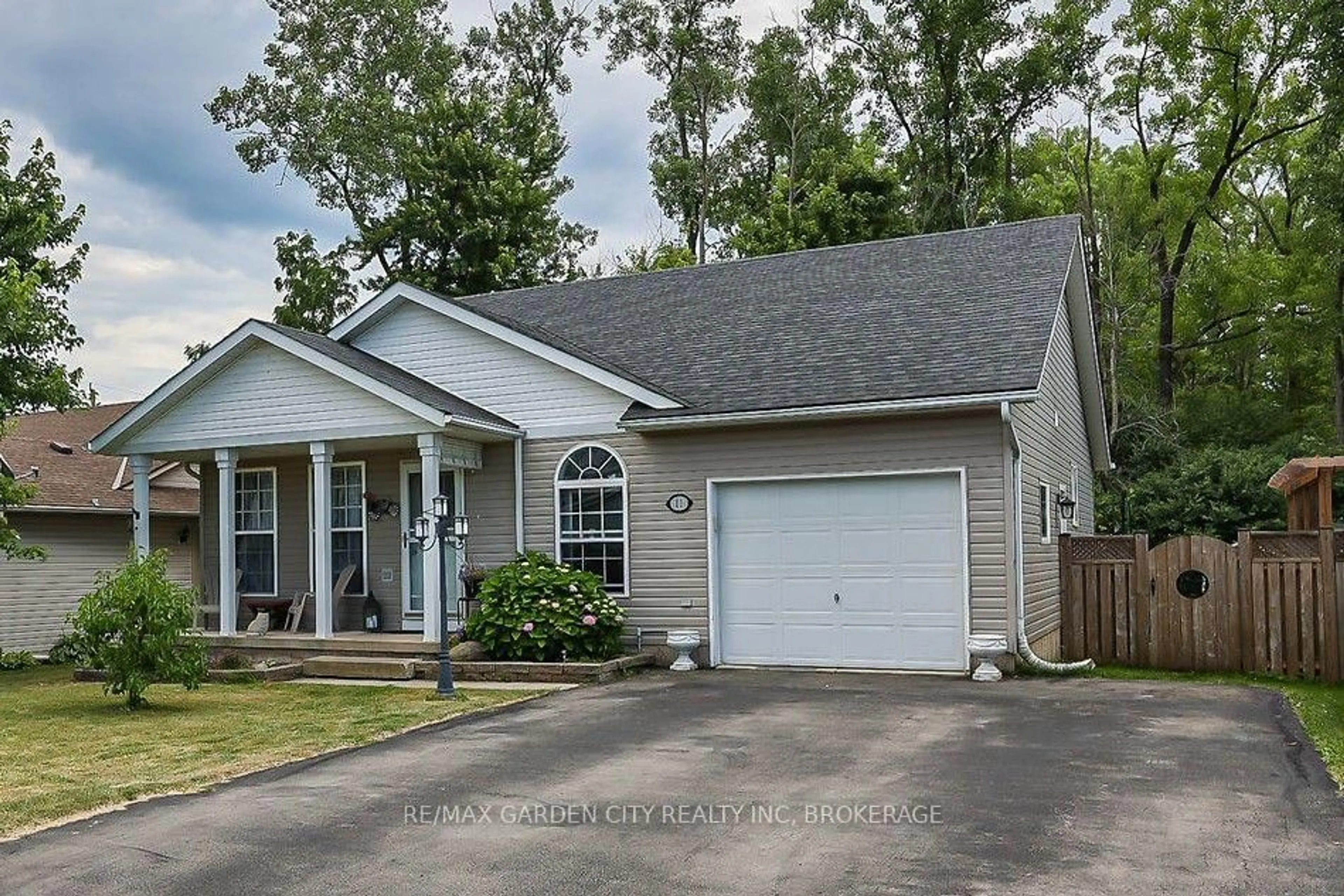 Home with vinyl exterior material, street for 11 Rochelle Cres, Fort Erie Ontario L0S 1N0