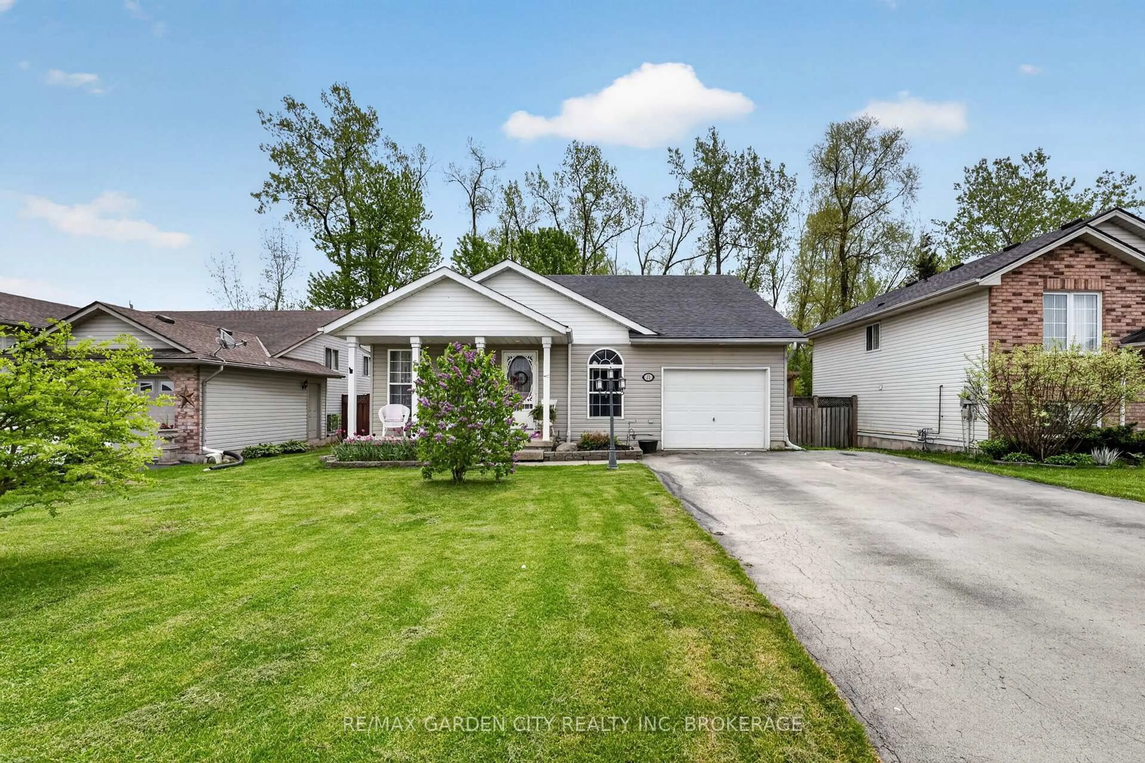 Home with vinyl exterior material, street for 11 Rochelle Cres, Fort Erie Ontario L0S 1N0