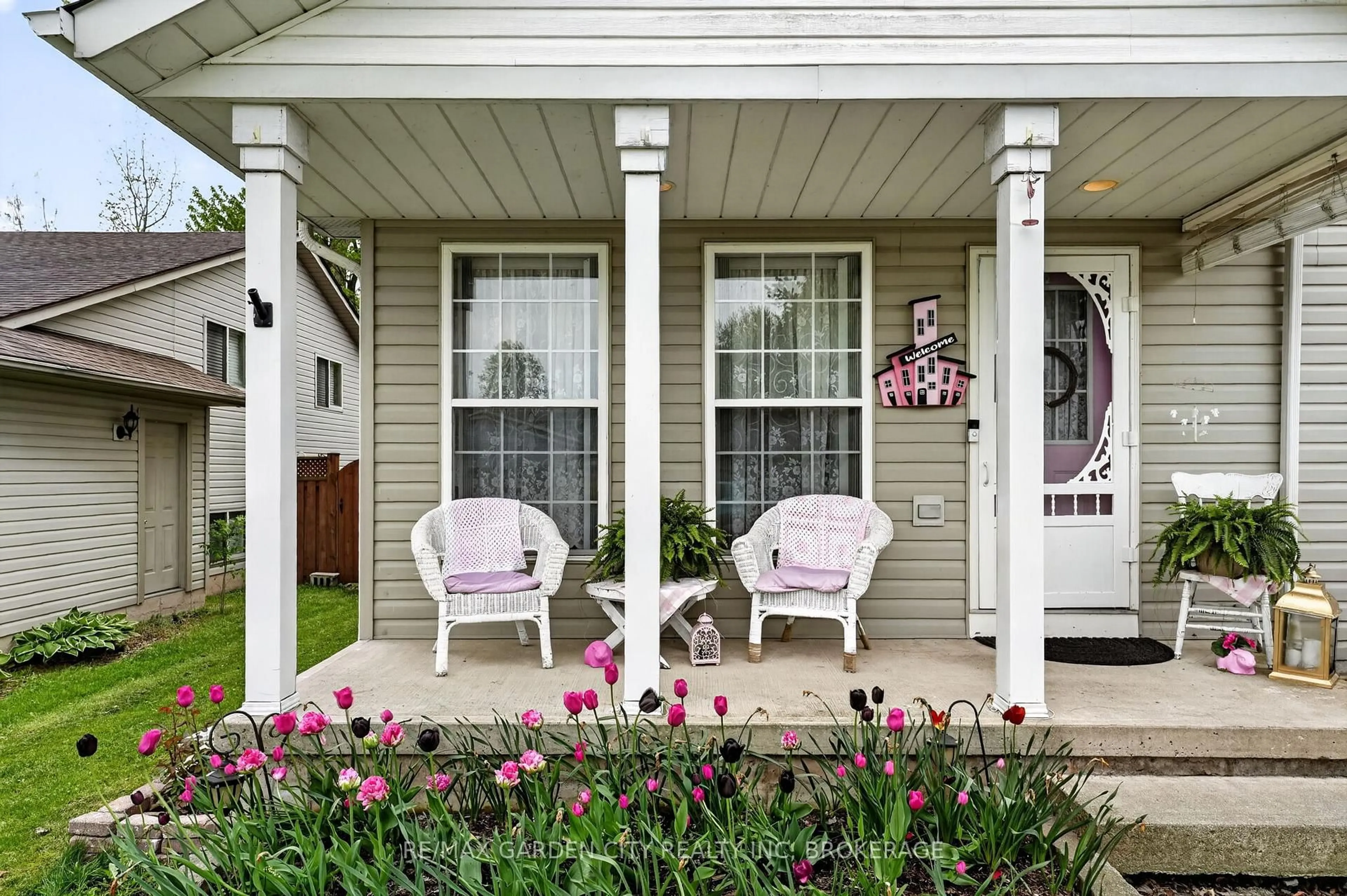 Home with vinyl exterior material, street for 11 Rochelle Cres, Fort Erie Ontario L0S 1N0