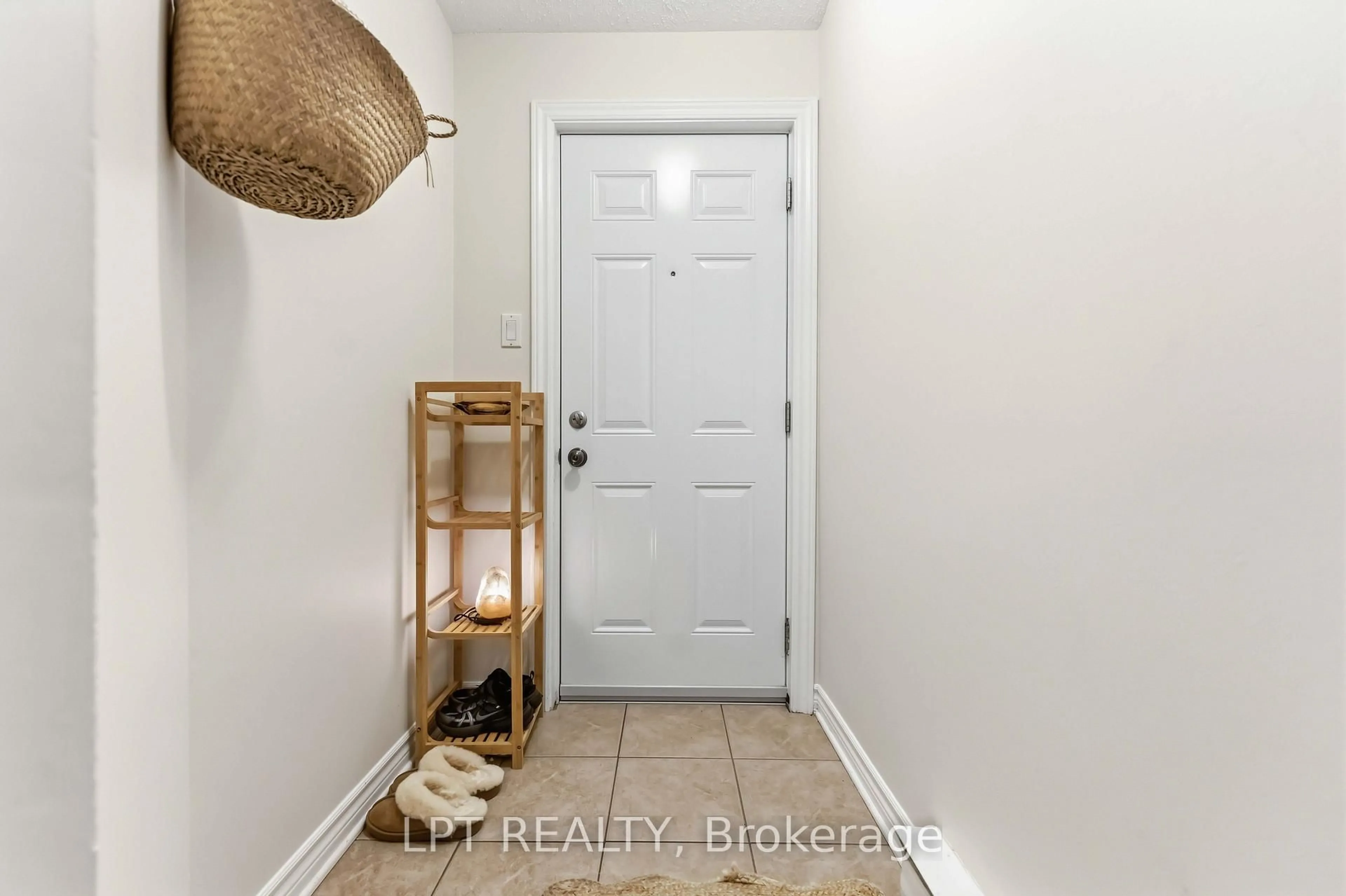 Indoor entryway for 6722 Jeanne d'Arc Blvd #B, Ottawa Ontario K1C 6E9