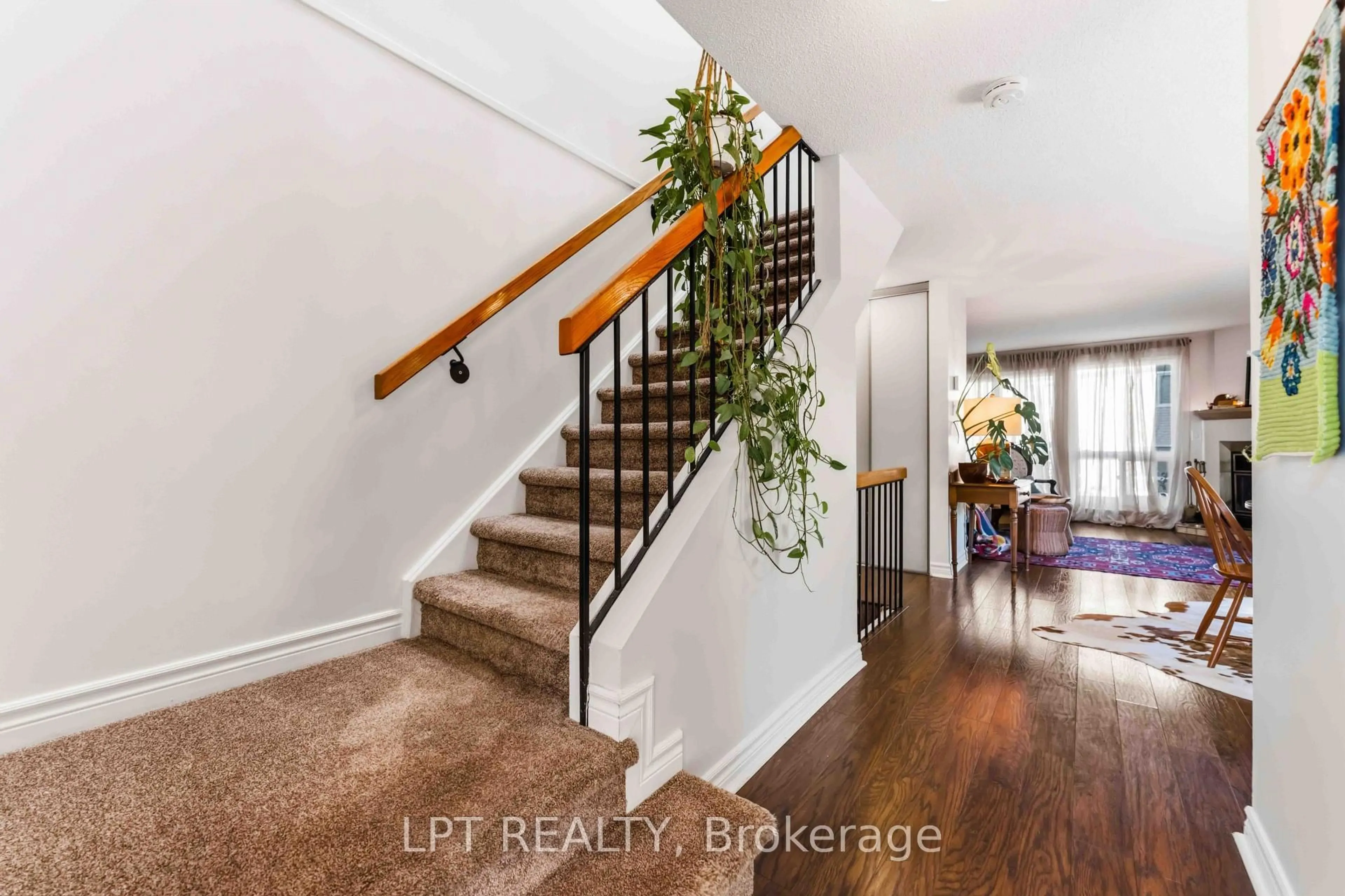Indoor entryway for 6722 Jeanne d'Arc Blvd #B, Ottawa Ontario K1C 6E9
