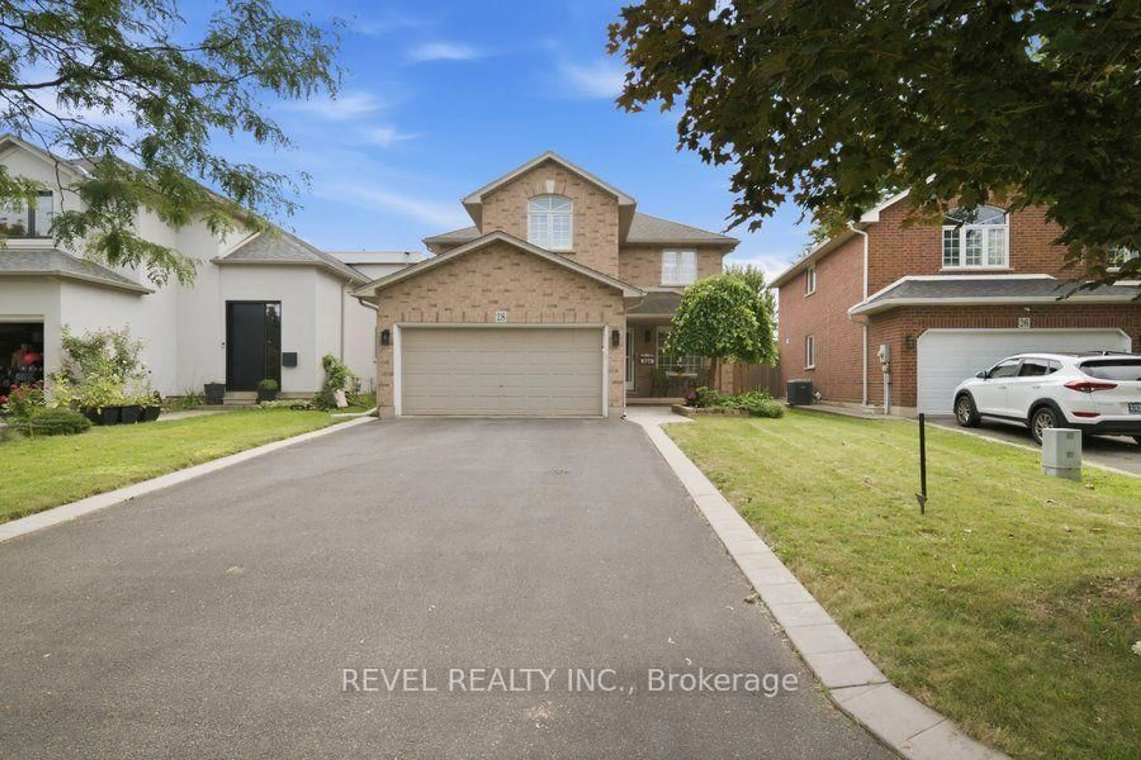 A pic from outside/outdoor area/front of a property/back of a property/a pic from drone, street for 28 Lake St, Grimsby Ontario L3M 2G7