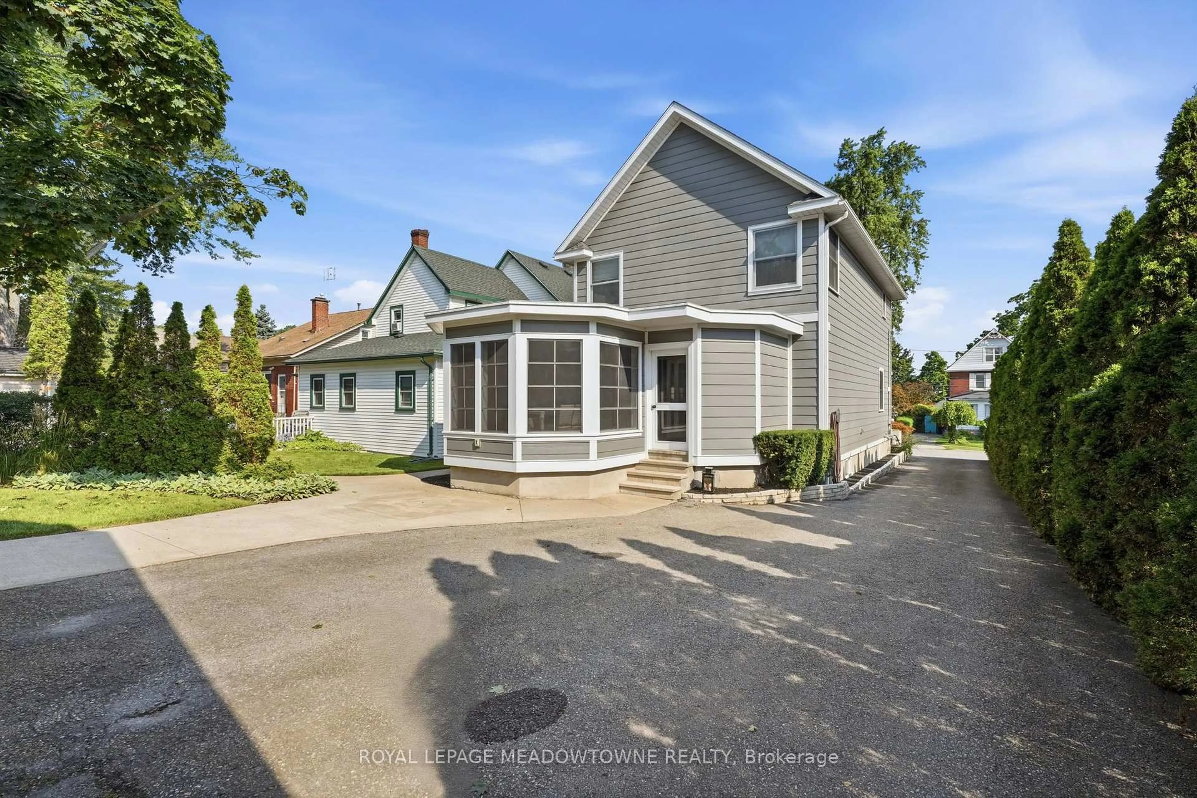 A pic from outside/outdoor area/front of a property/back of a property/a pic from drone, street for 31 Emerick Ave, Fort Erie Ontario L2A 2W2