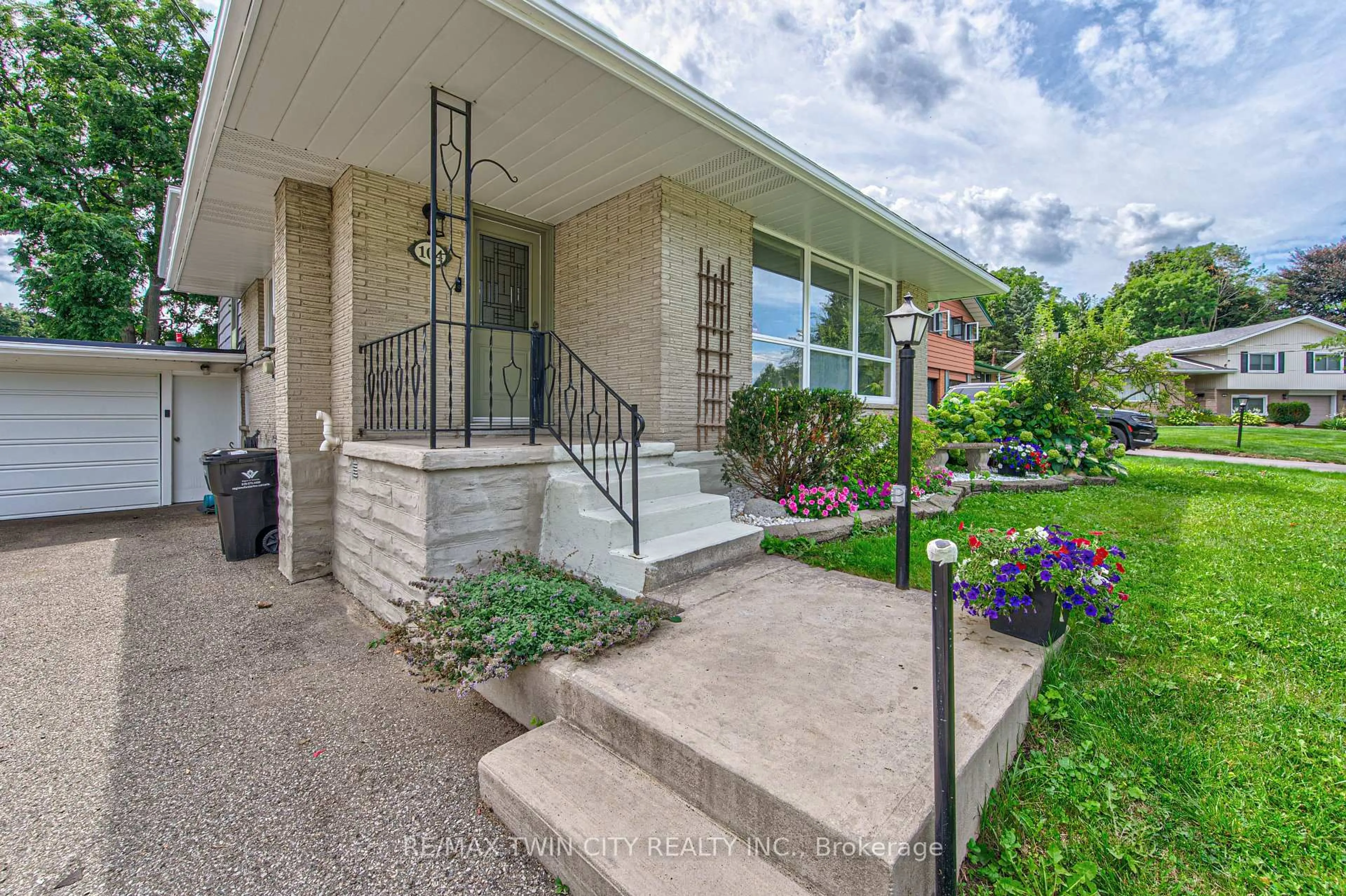 Unknown for 104 Springbank Cres, Waterloo Ontario N2M 4P7