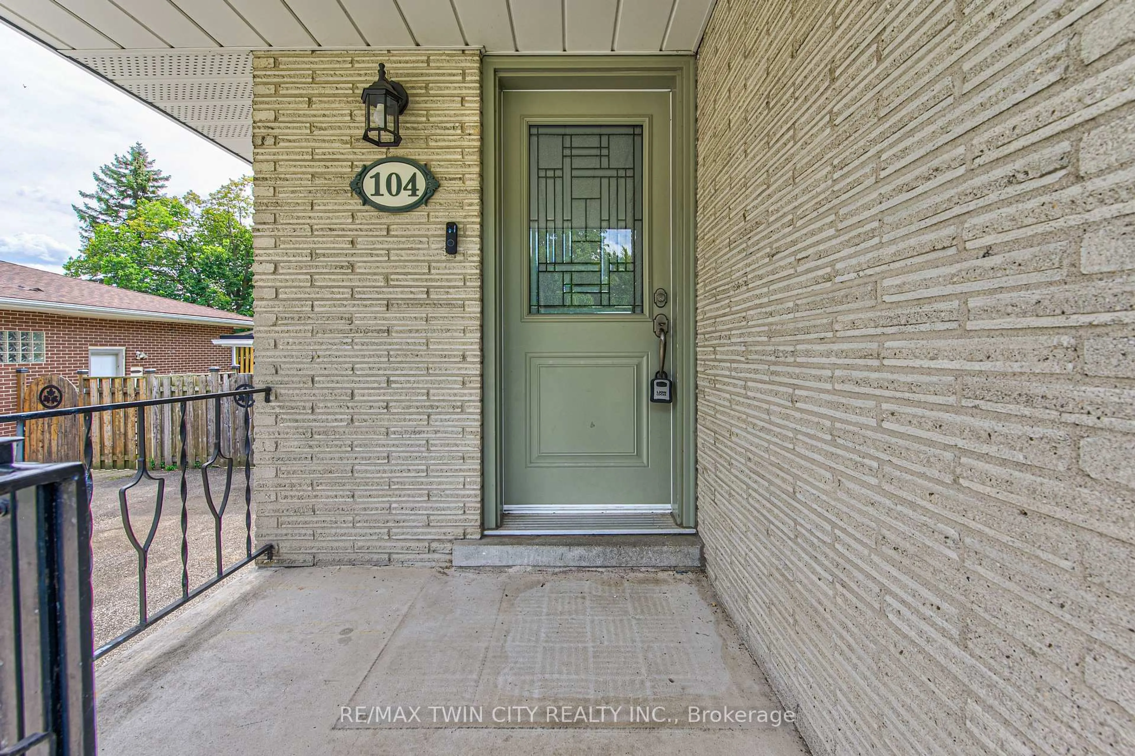 Indoor entryway for 104 Springbank Cres, Waterloo Ontario N2M 4P7
