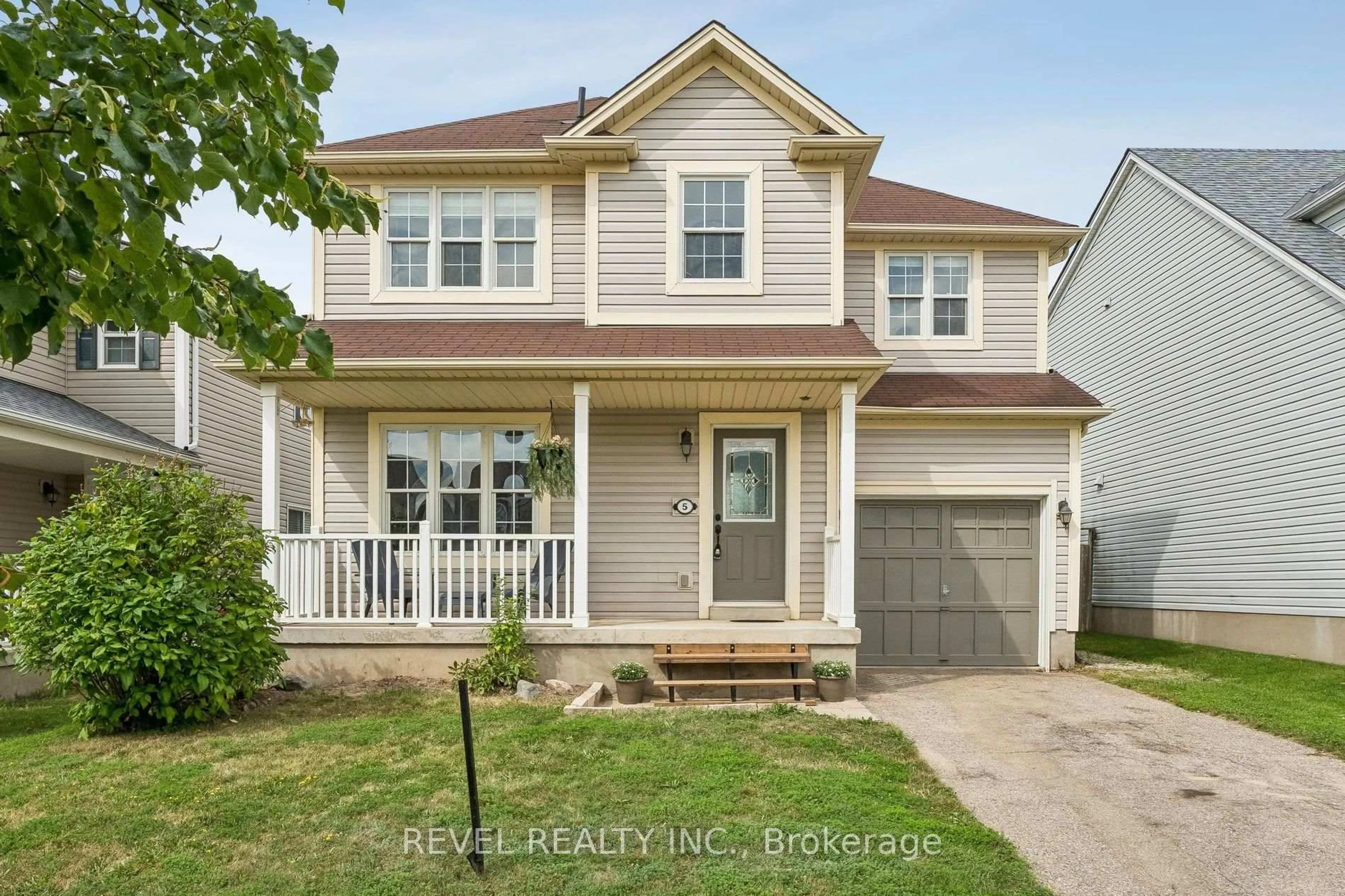 Home with vinyl exterior material, street for 5 Jones Lane, Brantford Ontario N3T 0A7