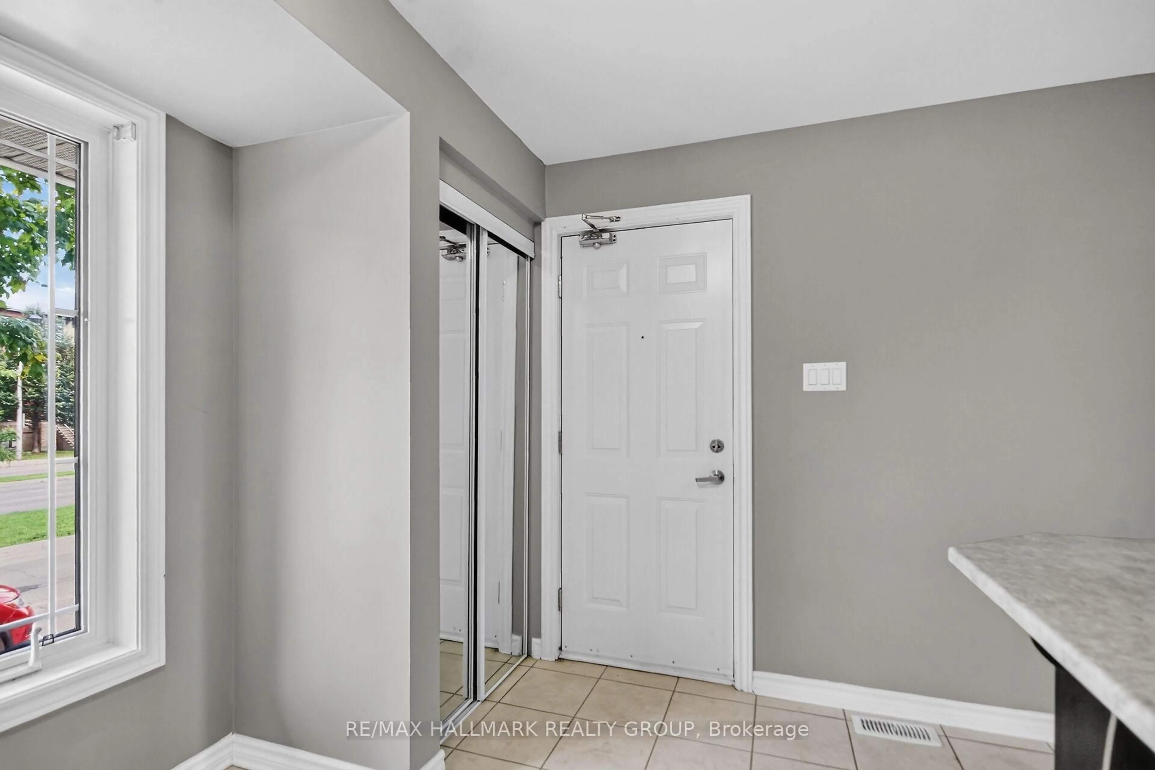 Indoor entryway for 580A Chapman Mills Dr, Ottawa Ontario K2J 3V2