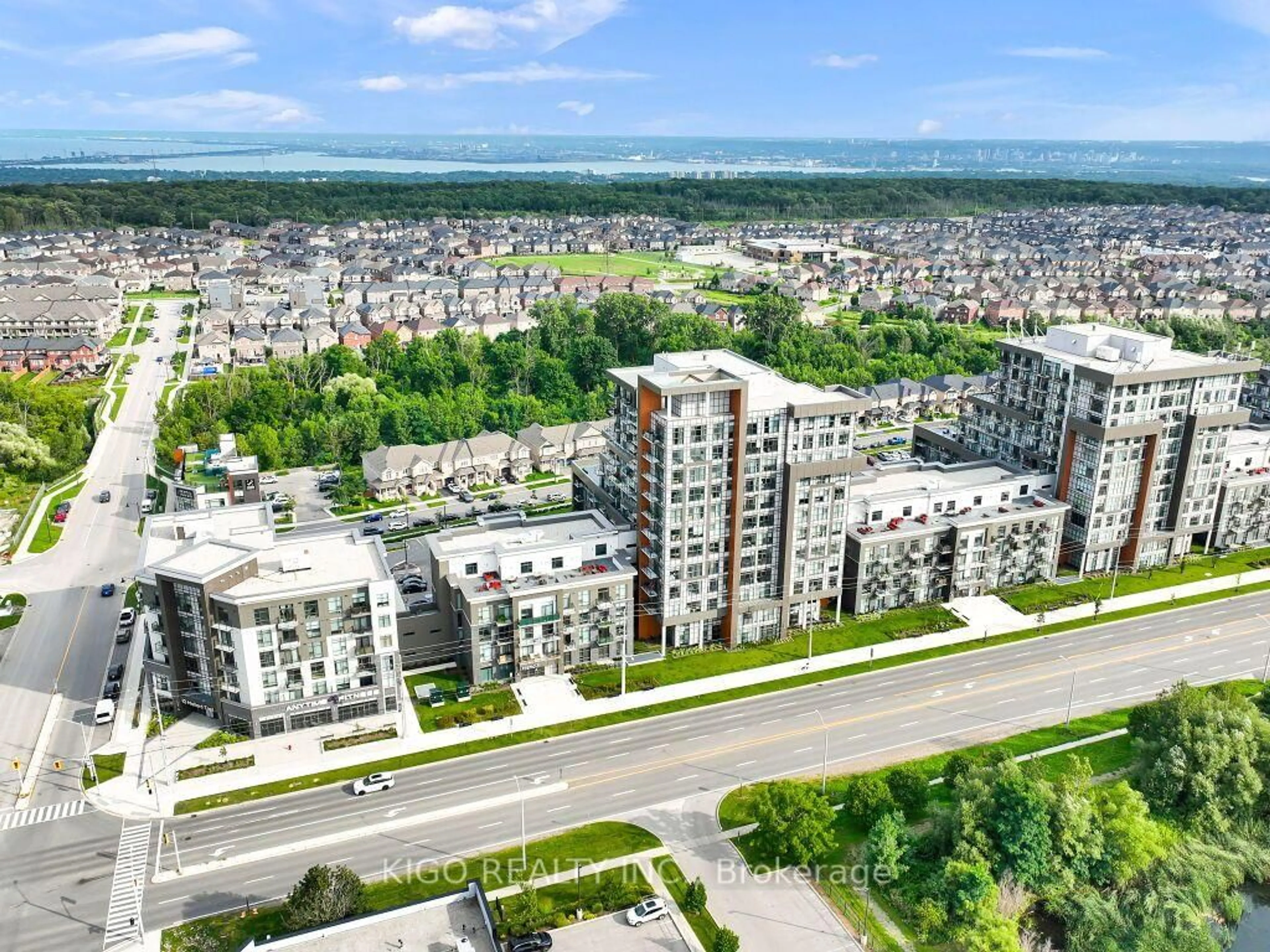 A pic from outside/outdoor area/front of a property/back of a property/a pic from drone, city buildings view from balcony for 470 Dundas St #812, Hamilton Ontario L8B 1Z2