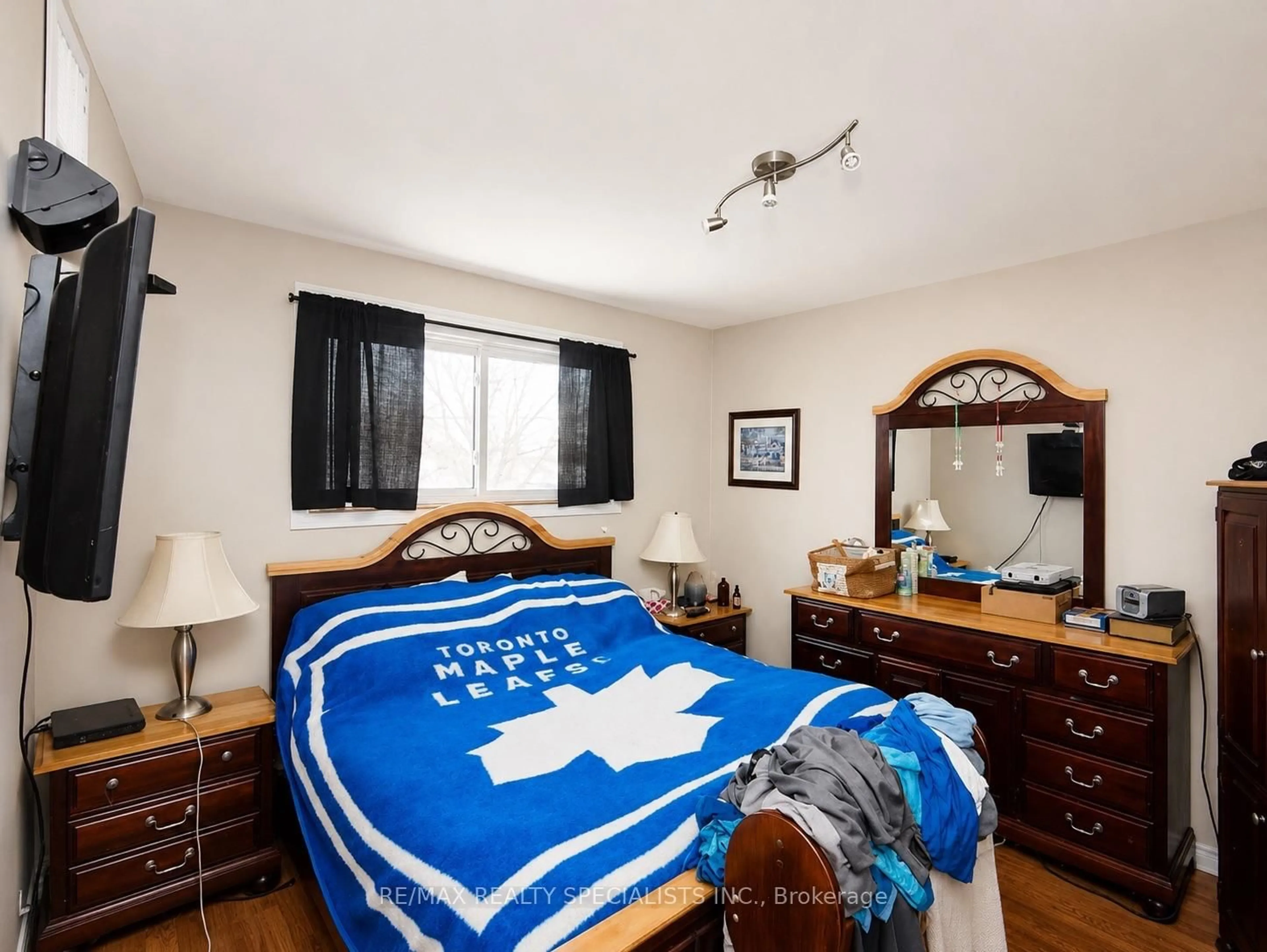 Bedroom with bed, wood/laminate floor for 512 First Ave, Welland Ontario L3C 6A7