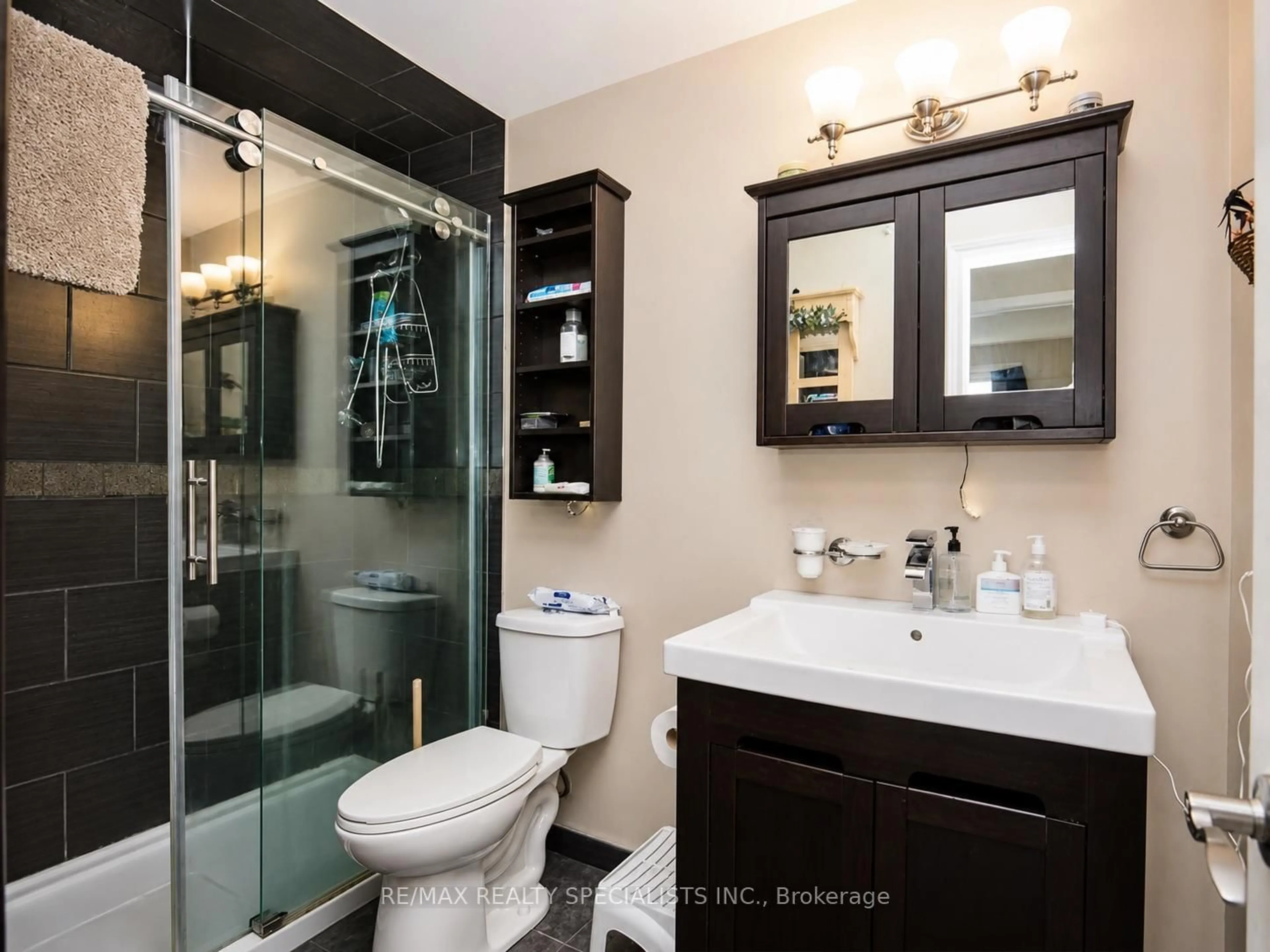 Contemporary bathroom, ceramic/tile floor for 512 First Ave, Welland Ontario L3C 6A7