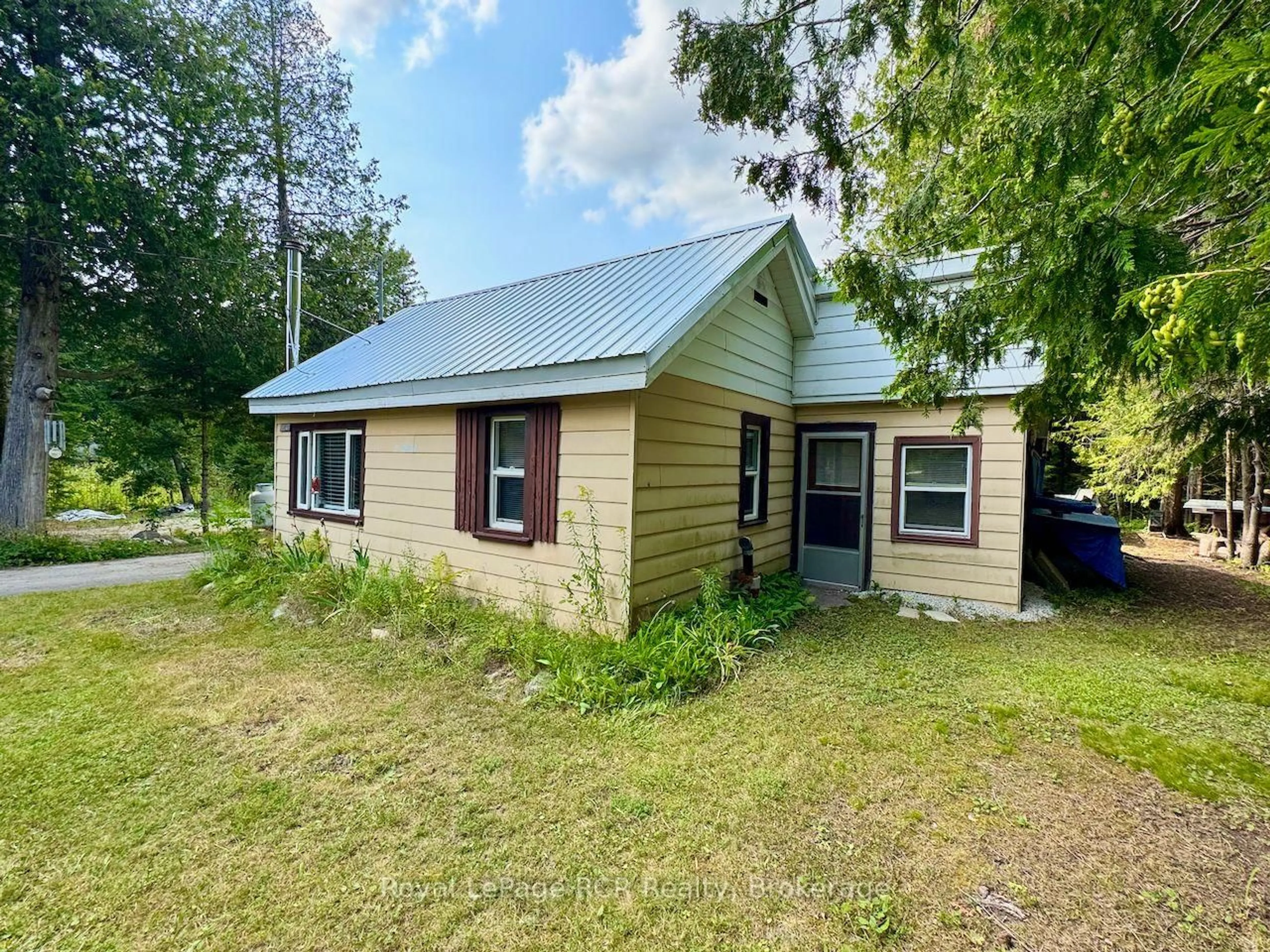 A pic from outside/outdoor area/front of a property/back of a property/a pic from drone, building for 568 Stokes Bay Rd, Northern Bruce Peninsula Ontario N0H 1W0