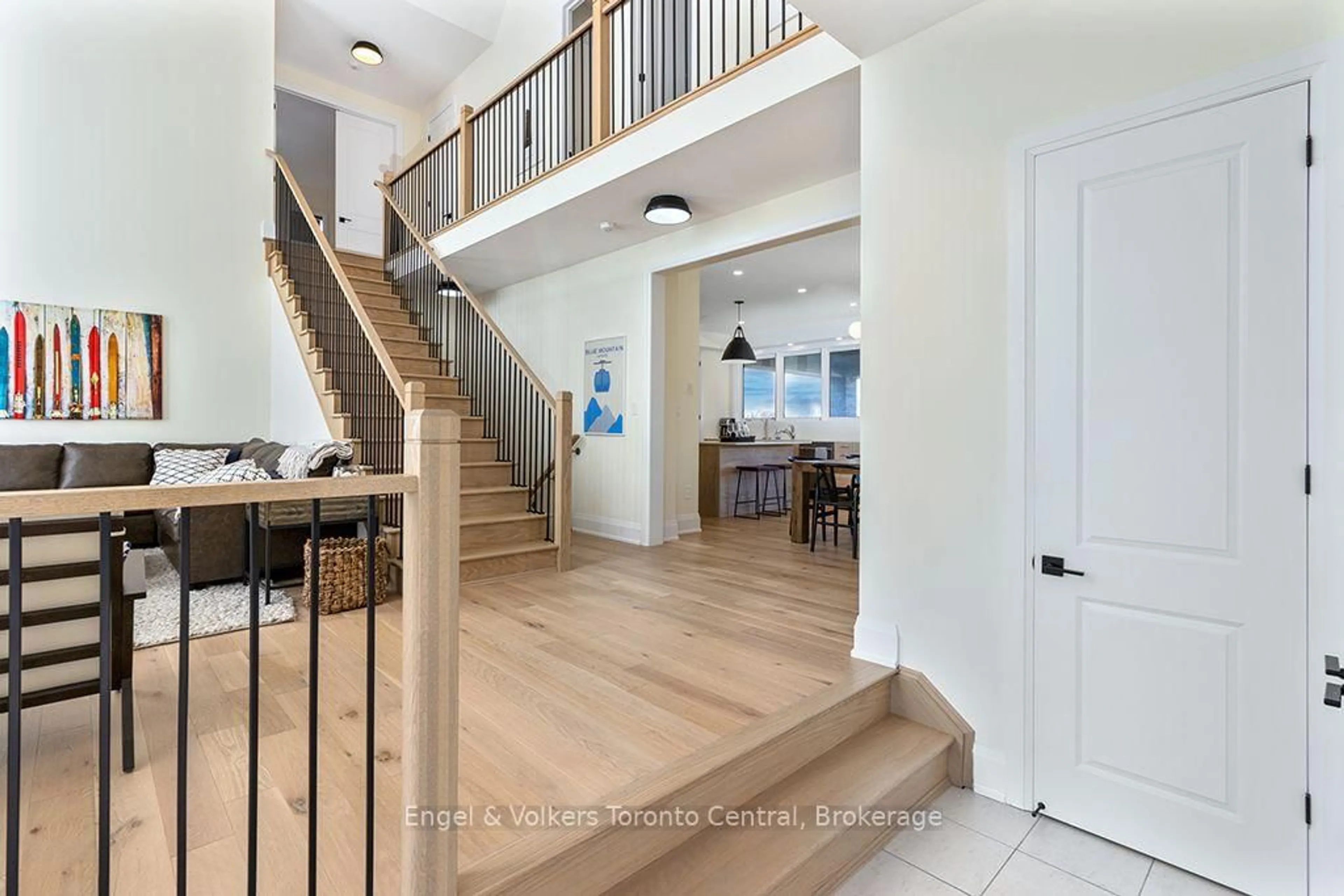 Indoor entryway for 160 SPRINGSIDE Cres, Blue Mountains Ontario L9Y 5L3