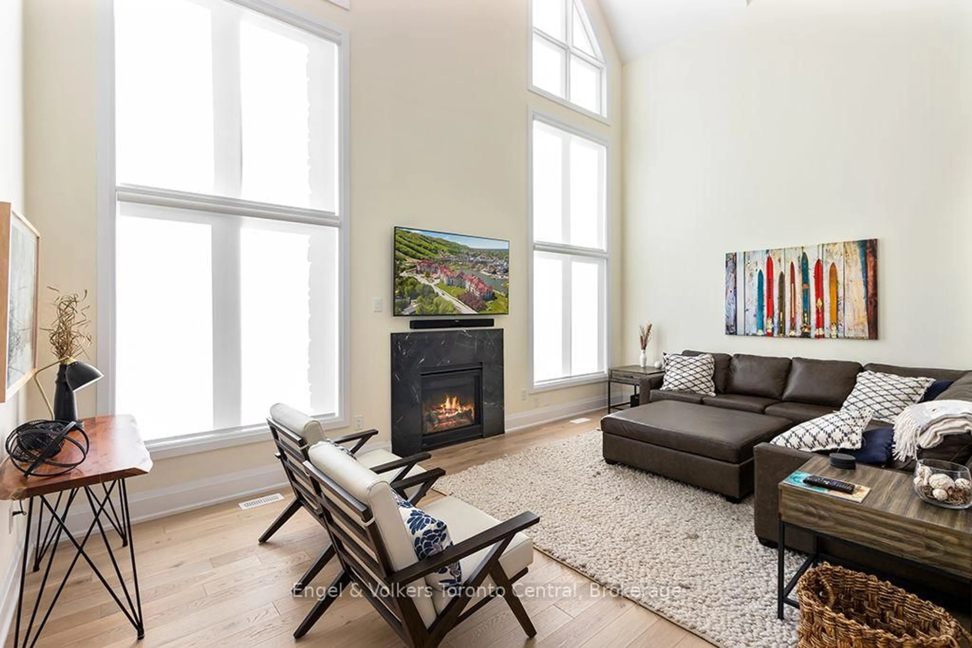 Living room with furniture, wood/laminate floor for 160 SPRINGSIDE Cres, Blue Mountains Ontario L9Y 5L3