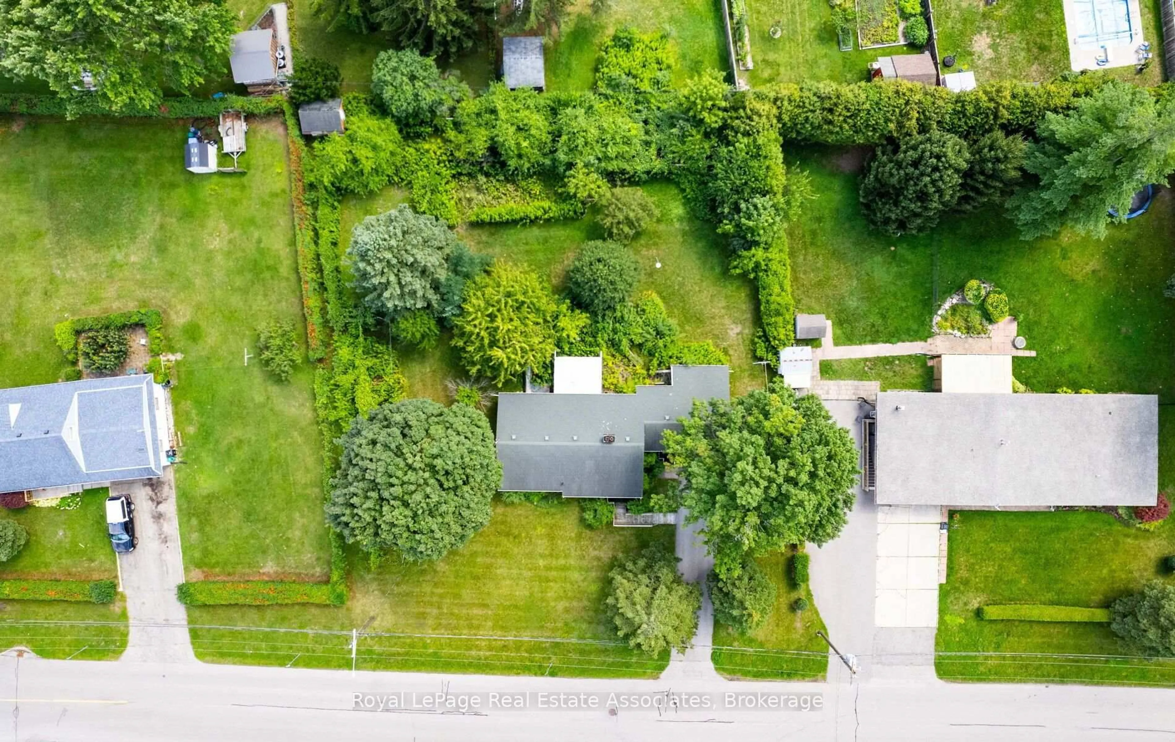 A pic from outside/outdoor area/front of a property/back of a property/a pic from drone, street for 27 Rothsay Ave, Kitchener Ontario N2B 3A2