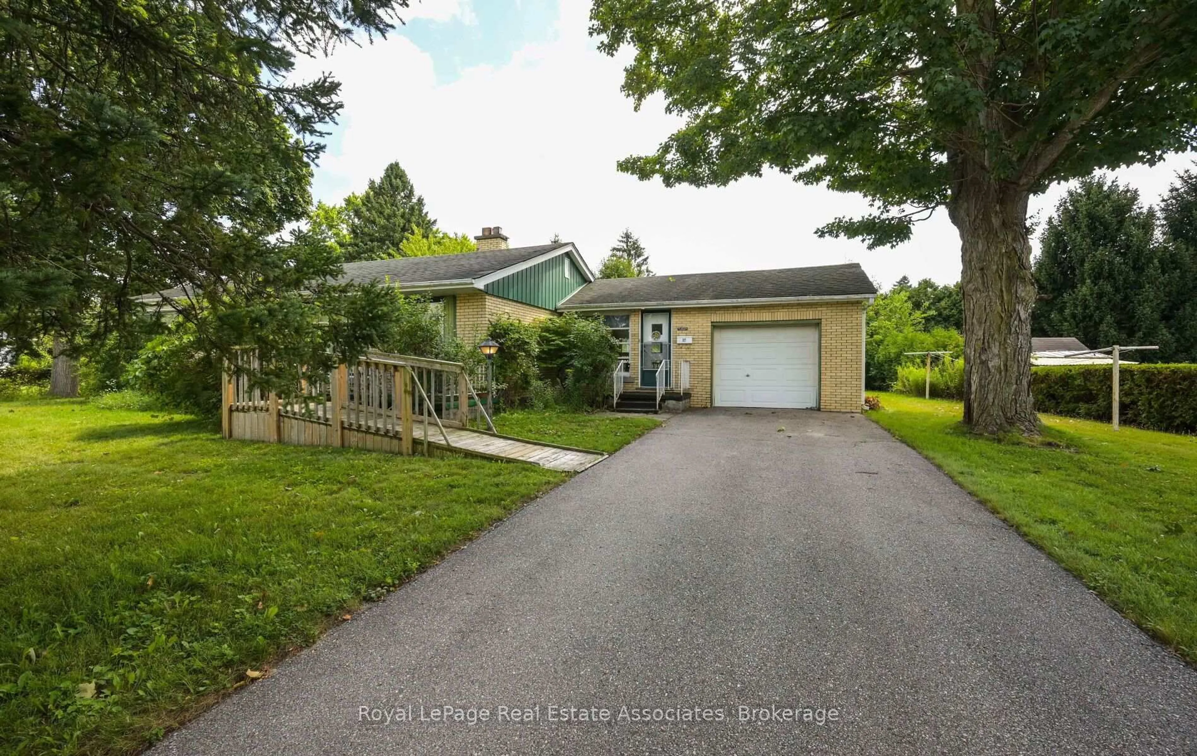 A pic from outside/outdoor area/front of a property/back of a property/a pic from drone, street for 27 Rothsay Ave, Kitchener Ontario N2B 3A2
