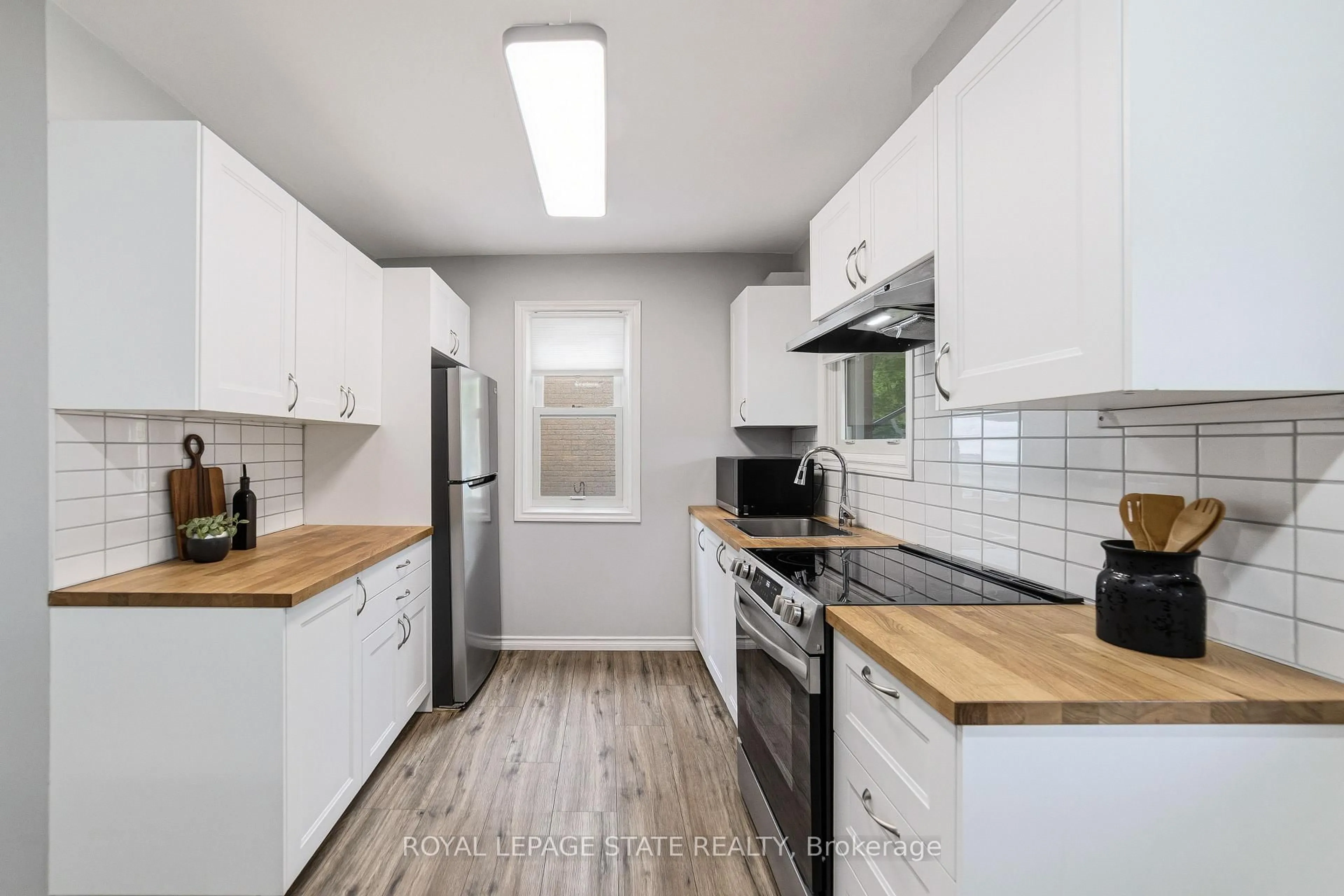Standard kitchen, wood/laminate floor for 197 East 12th St, Hamilton Ontario L9A 3X5