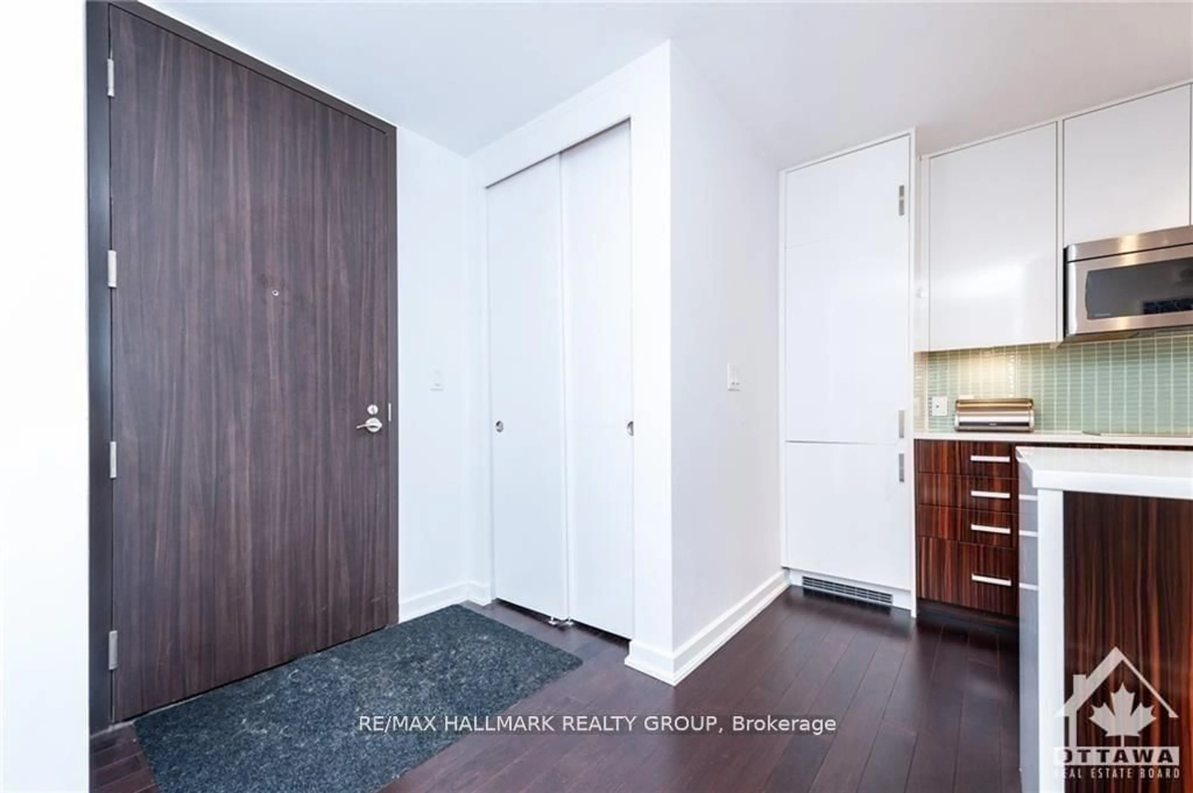 Indoor entryway for 300 Lisgar St #1105, Ottawa Ontario K2P 0E2