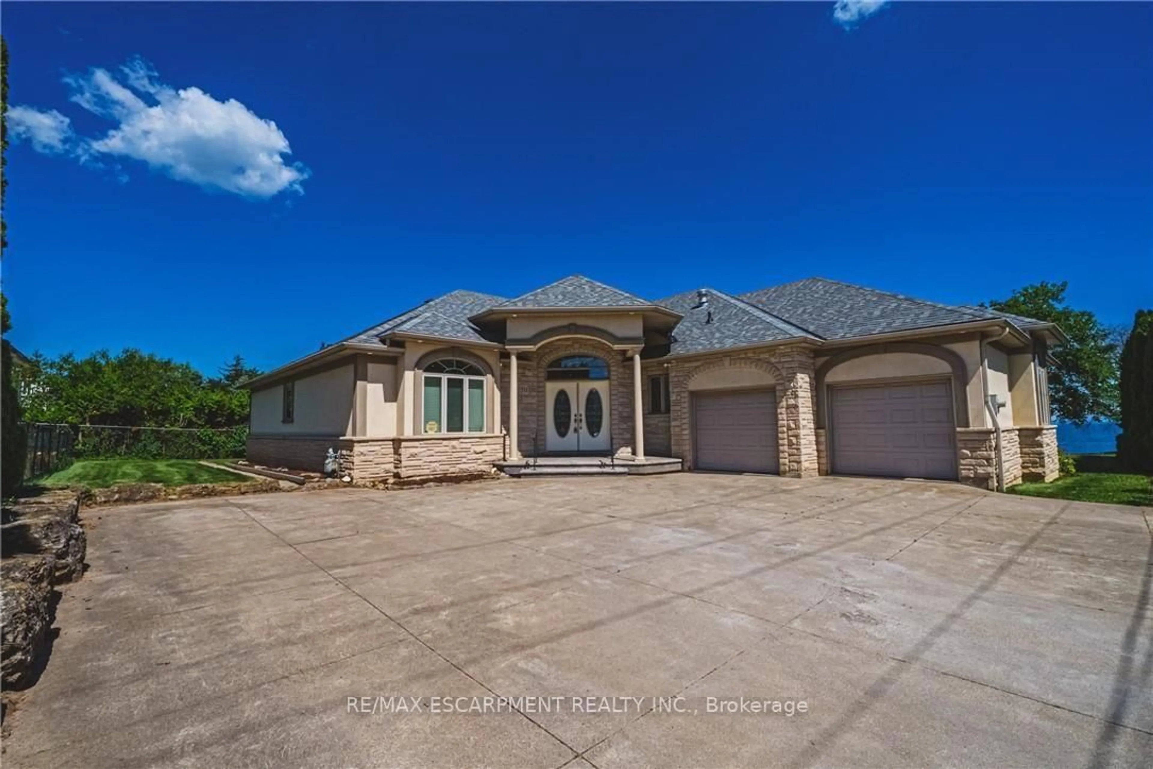 A pic from outside/outdoor area/front of a property/back of a property/a pic from drone, unknown for 511 Glover Rd, Hamilton Ontario L8E 5C6