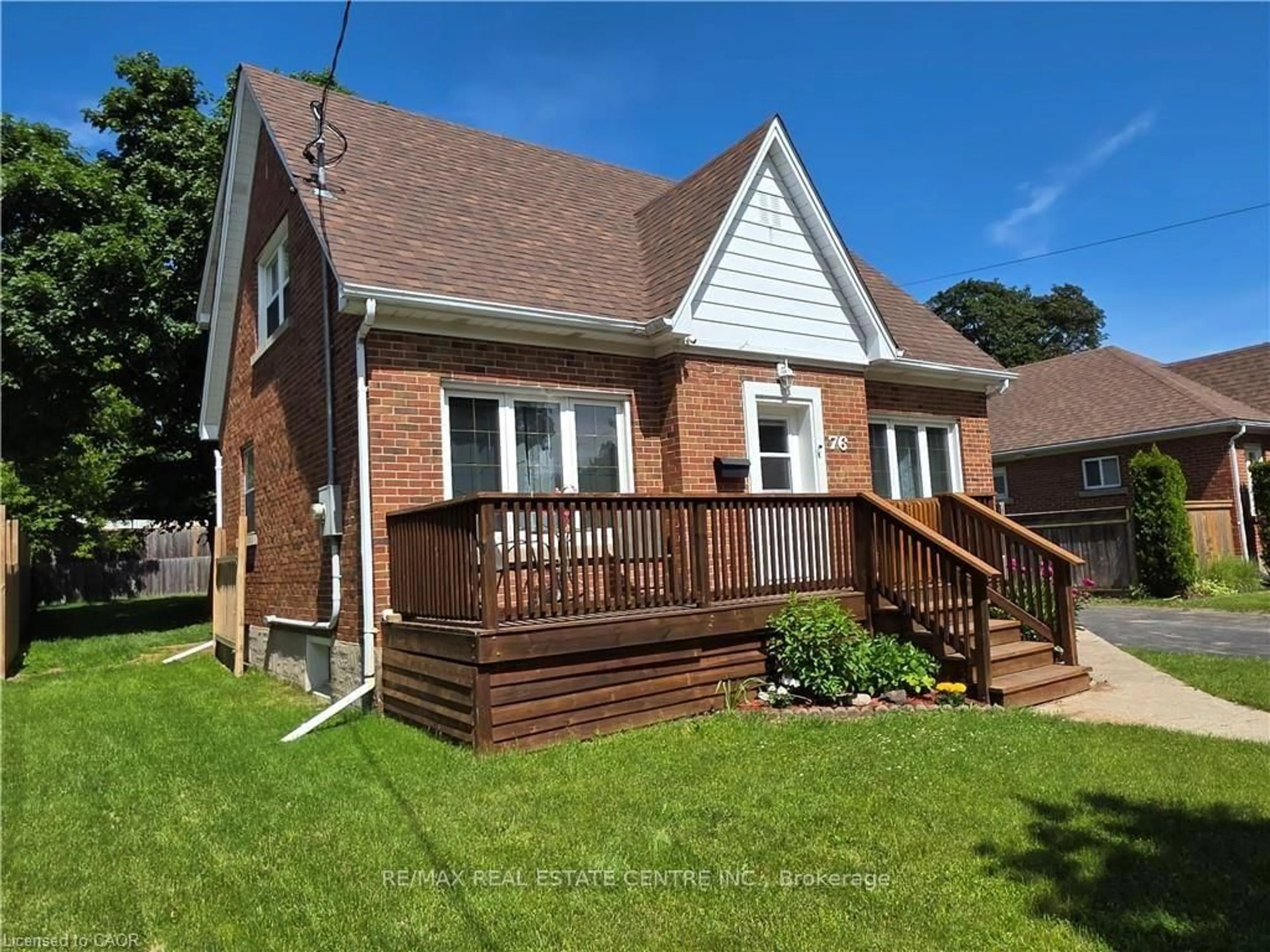 Home with brick exterior material, street for 76 Brentwood Ave, Kitchener Ontario N2H 2C8
