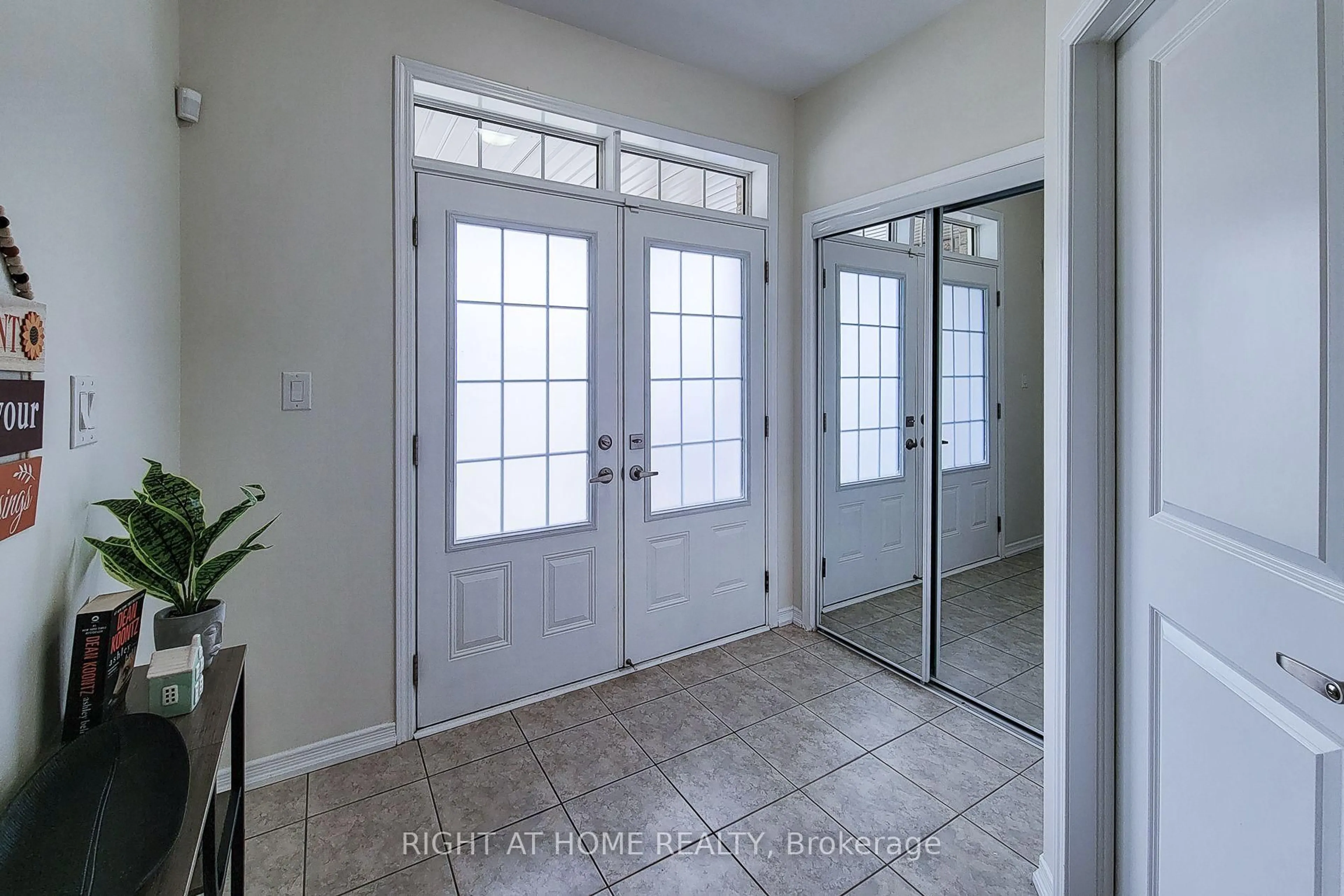 Indoor entryway for 11 Esther Cres, Thorold Ontario L3B 0E9
