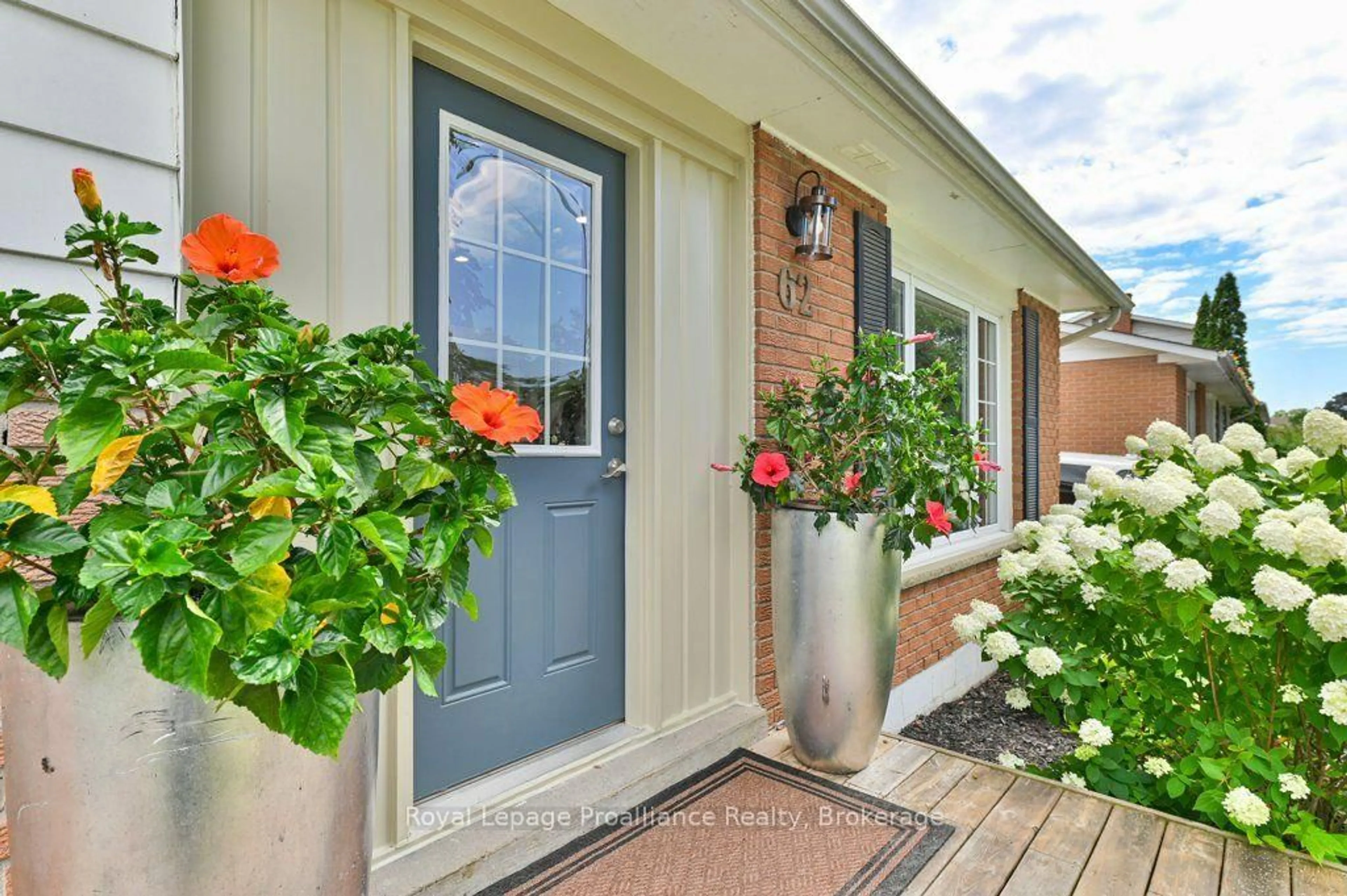 Indoor entryway for 62 Barbara St, Quinte West Ontario K8V 1Z5