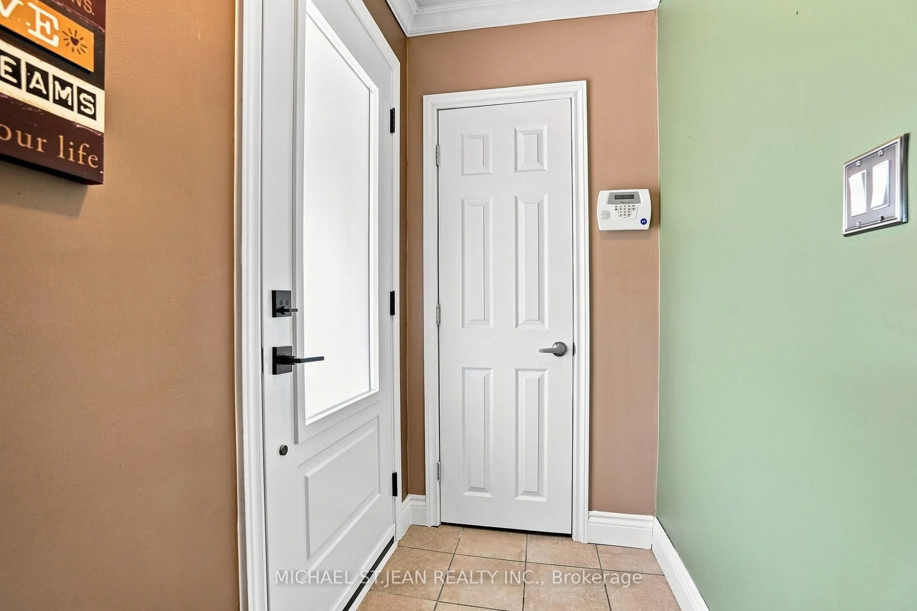 Indoor entryway for 111 Sharon Ave, Hamilton Ontario L8T 1E4